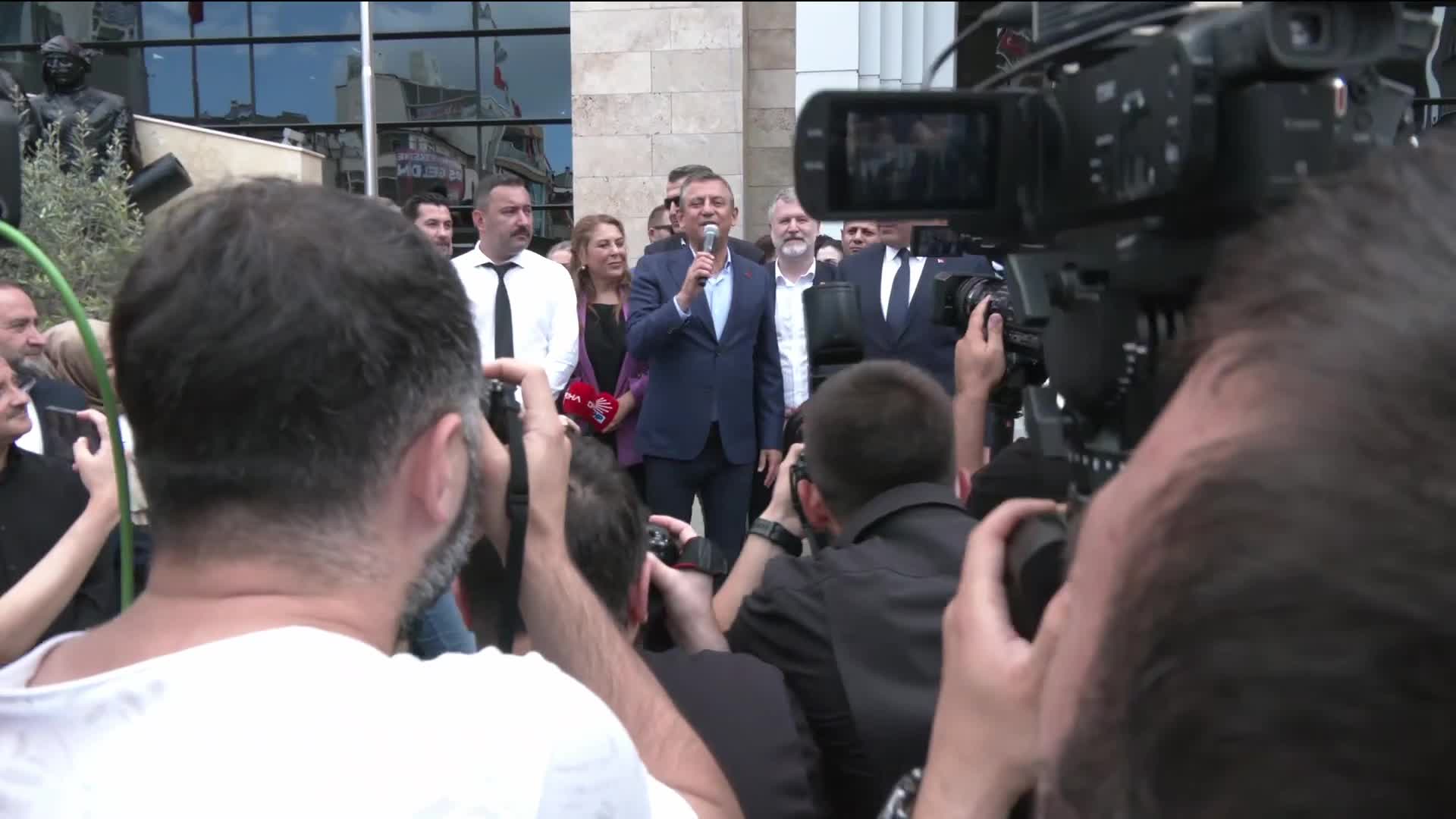 Özgür Özel: "Çeyrek final maçında Filenin Sultanları'nı desteklemek için o salonda olacağım"