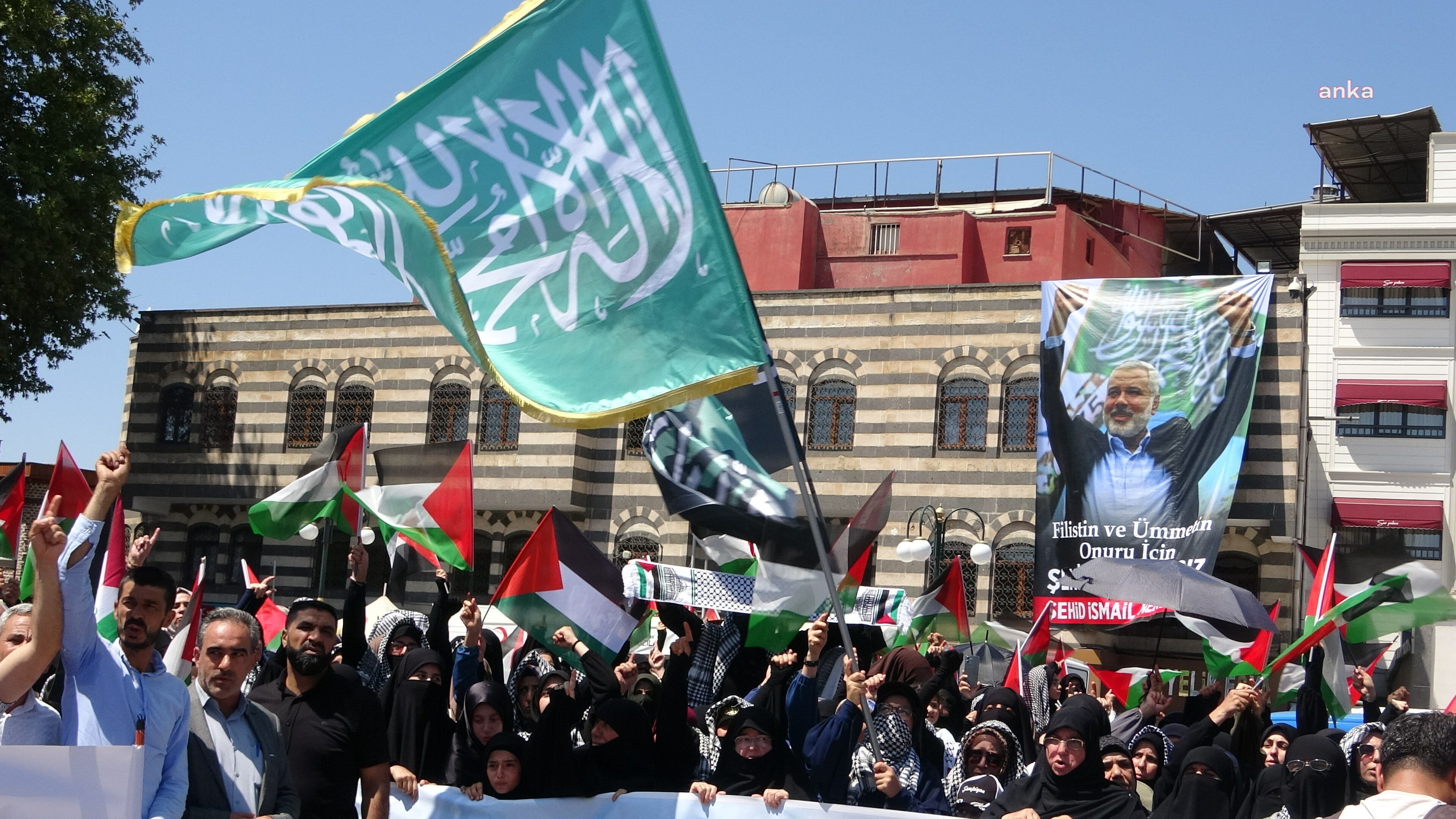 Diyarbakır’da Haniye protestosu, Burger King’e taşlı saldırı