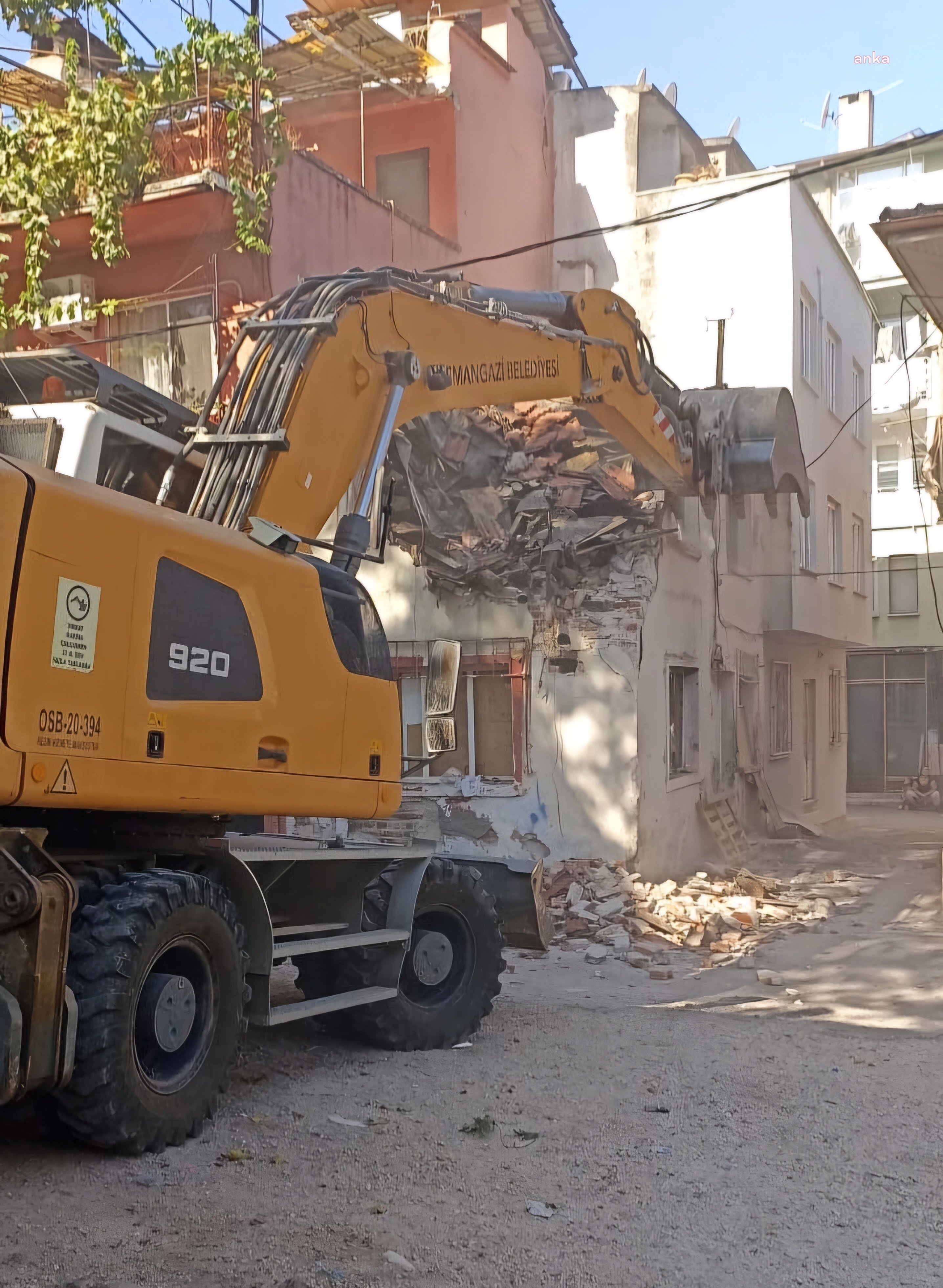 Osmangazi Belediyesi, metruk binaları yıkıyor