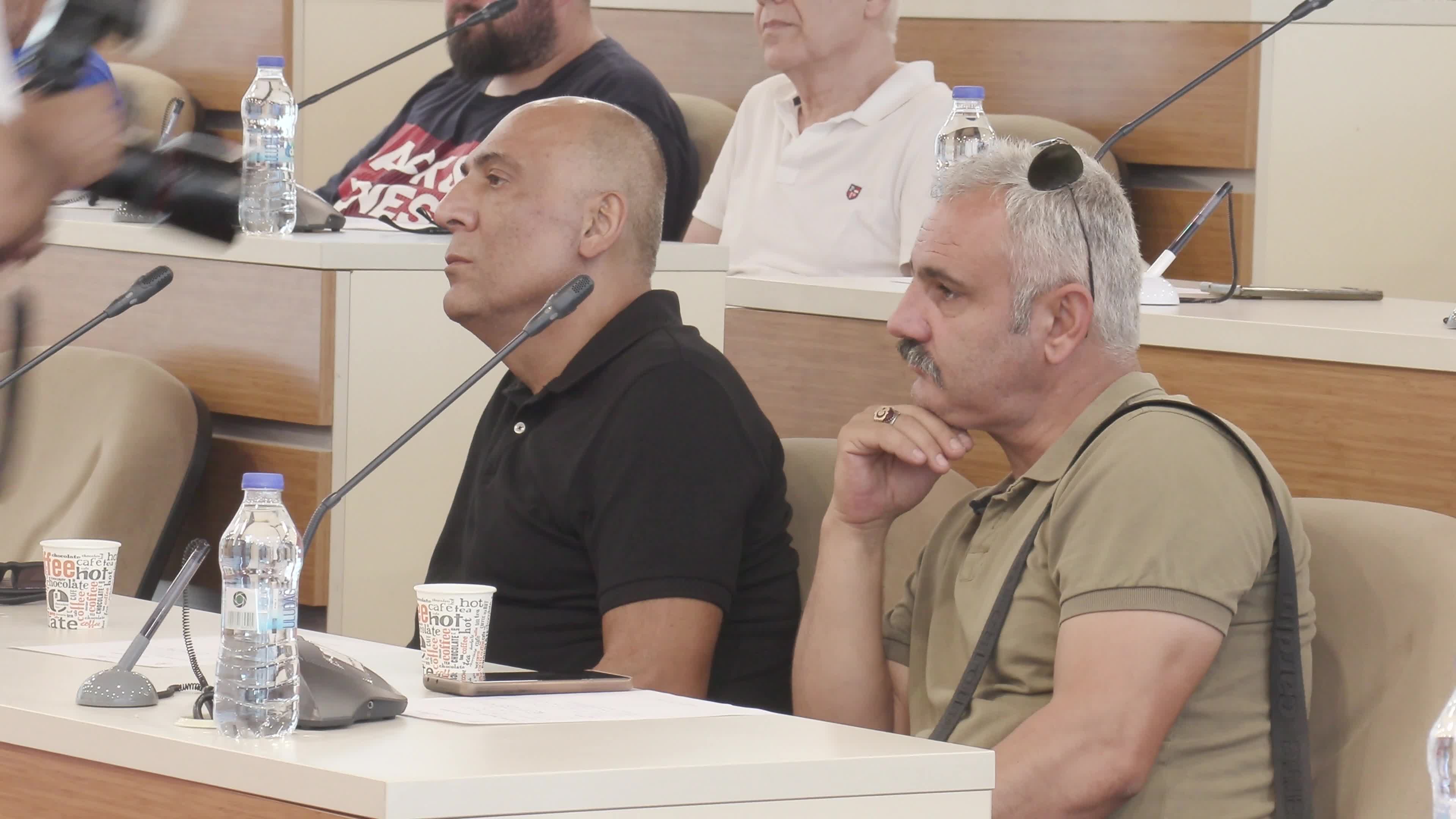 İzmir Bayraklı Belediye Başkanı Önal, "Sevgi Yolu" projesi için esnafı dinledi