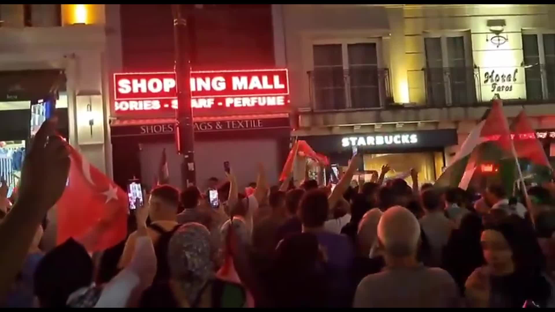 Filistin'e destek mitingi sonrası bir grup Sultanahmet Starbucks önünde eylem yaptı