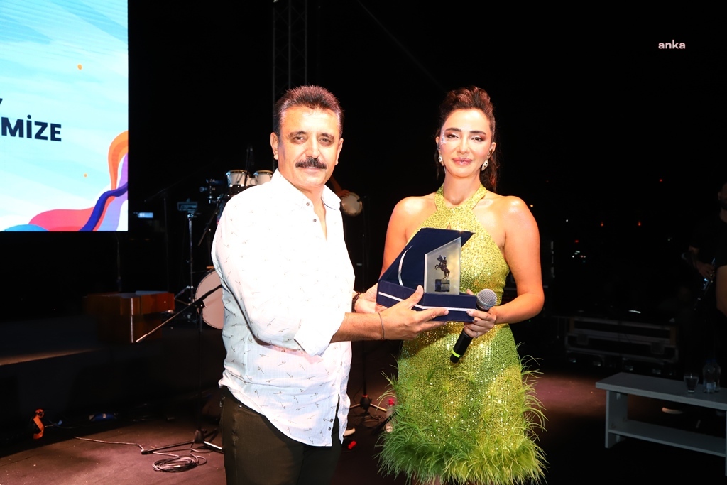 Çandarlı Kale İçi Kültür, Demokrasi ve Emek Festivali’nde Öykü Gürman rüzgarı esti