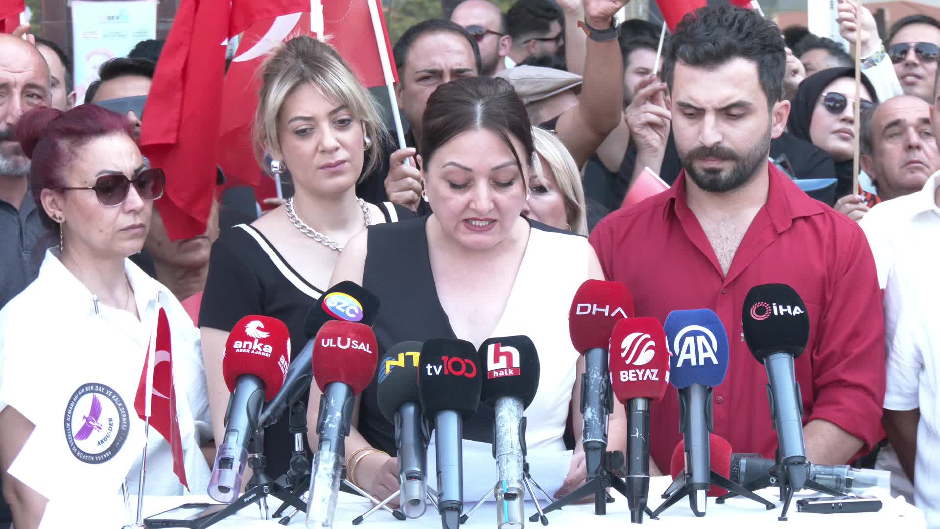 Ankaralı kuaförlerden iş yerlerinin "pazar günü kapalı olması" kararı protestosu: "Ticaret Bakanı Ömer Bolat’ın bu yanlışı düzelteceğine olan inancımız tamdır"