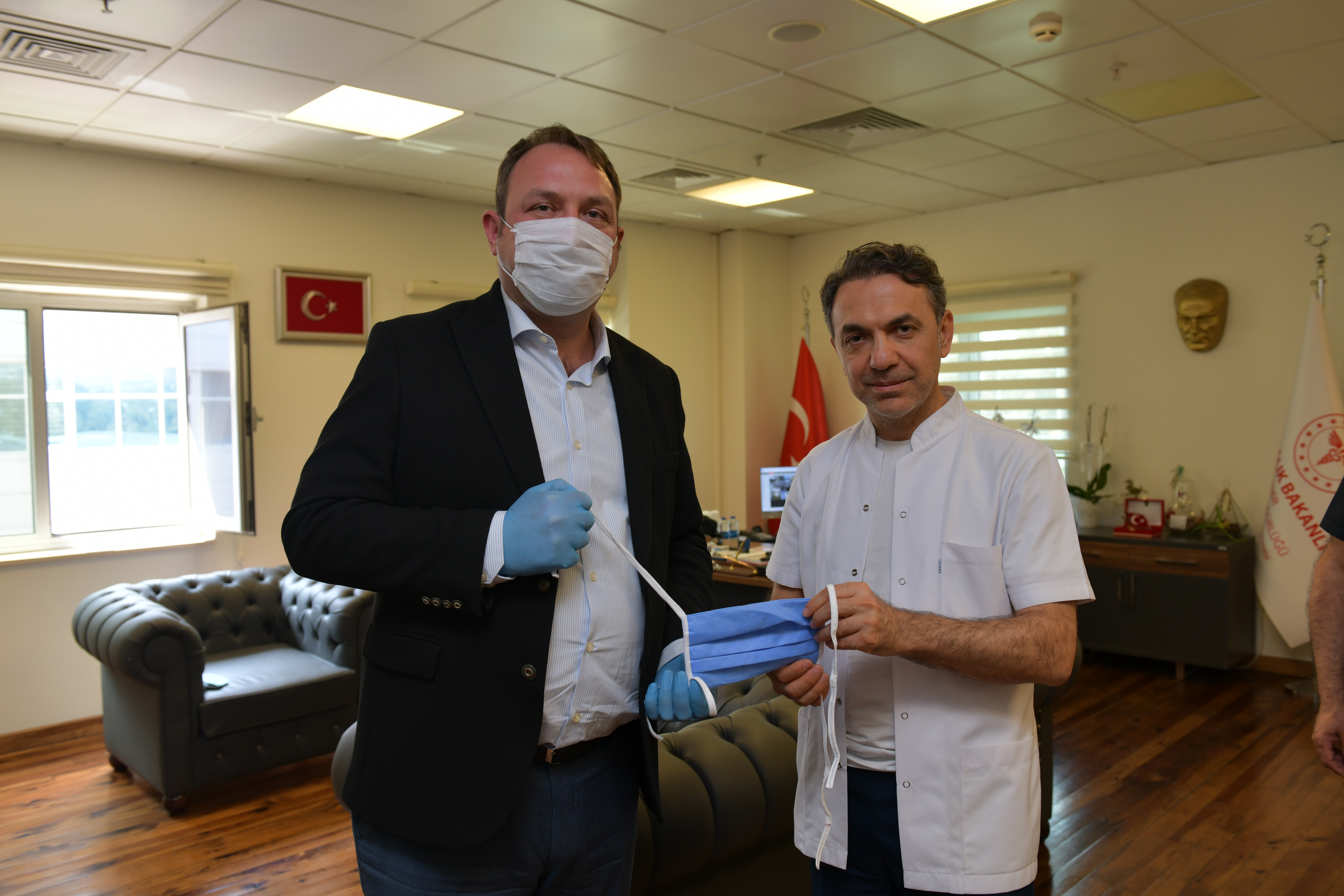 ÇİĞLİ BELEDİYE BAŞKANI GÜMRÜKÇÜ, 3 BİN MASKEYİ TESLİM ETTİ
