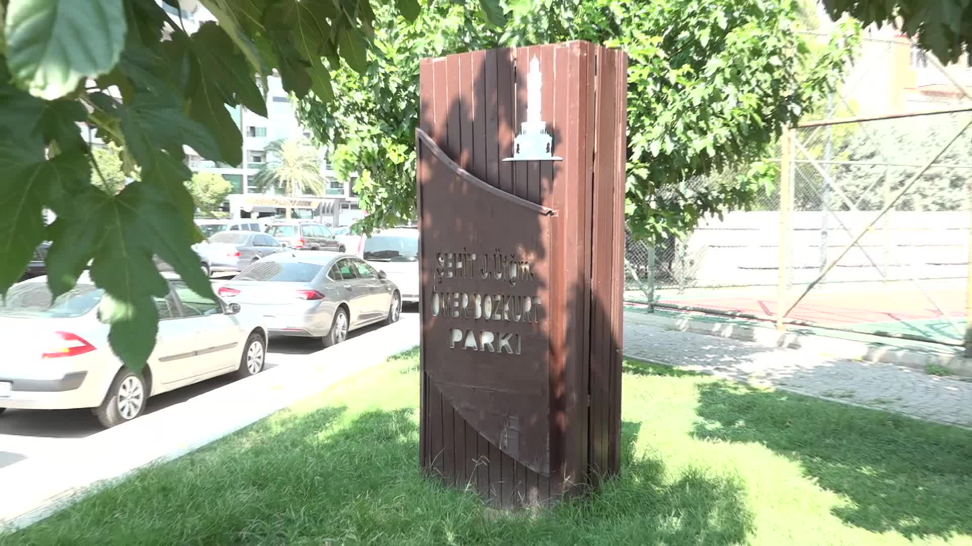 İzmir’in parklarında bakım onarım ve zemin yenileme çalışması