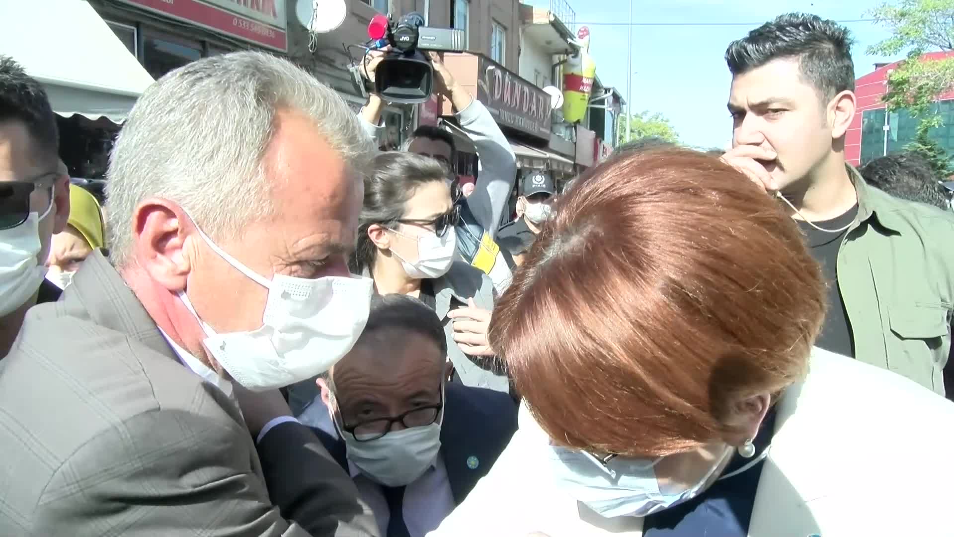 ESNAFTAN AKŞENER'E ASKIDA EKMEK YAKINMASI: SARAYDA BİSKÜVİ DENSEYDİ ANLARDIK"