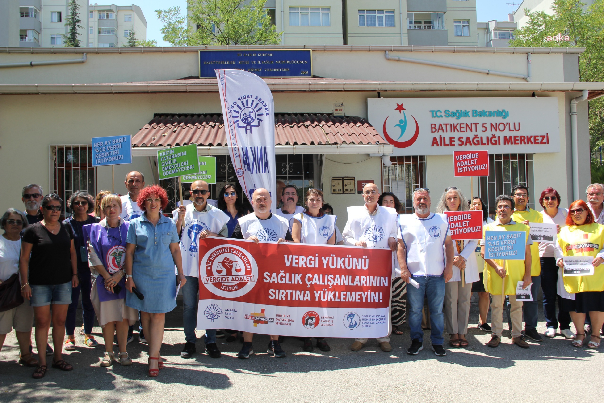Sağlık emekçileri: "Her ay sabit kalmak koşuluyla en fazla yüzde 15 vergi kesintisi oranı hayata geçirilmeli"