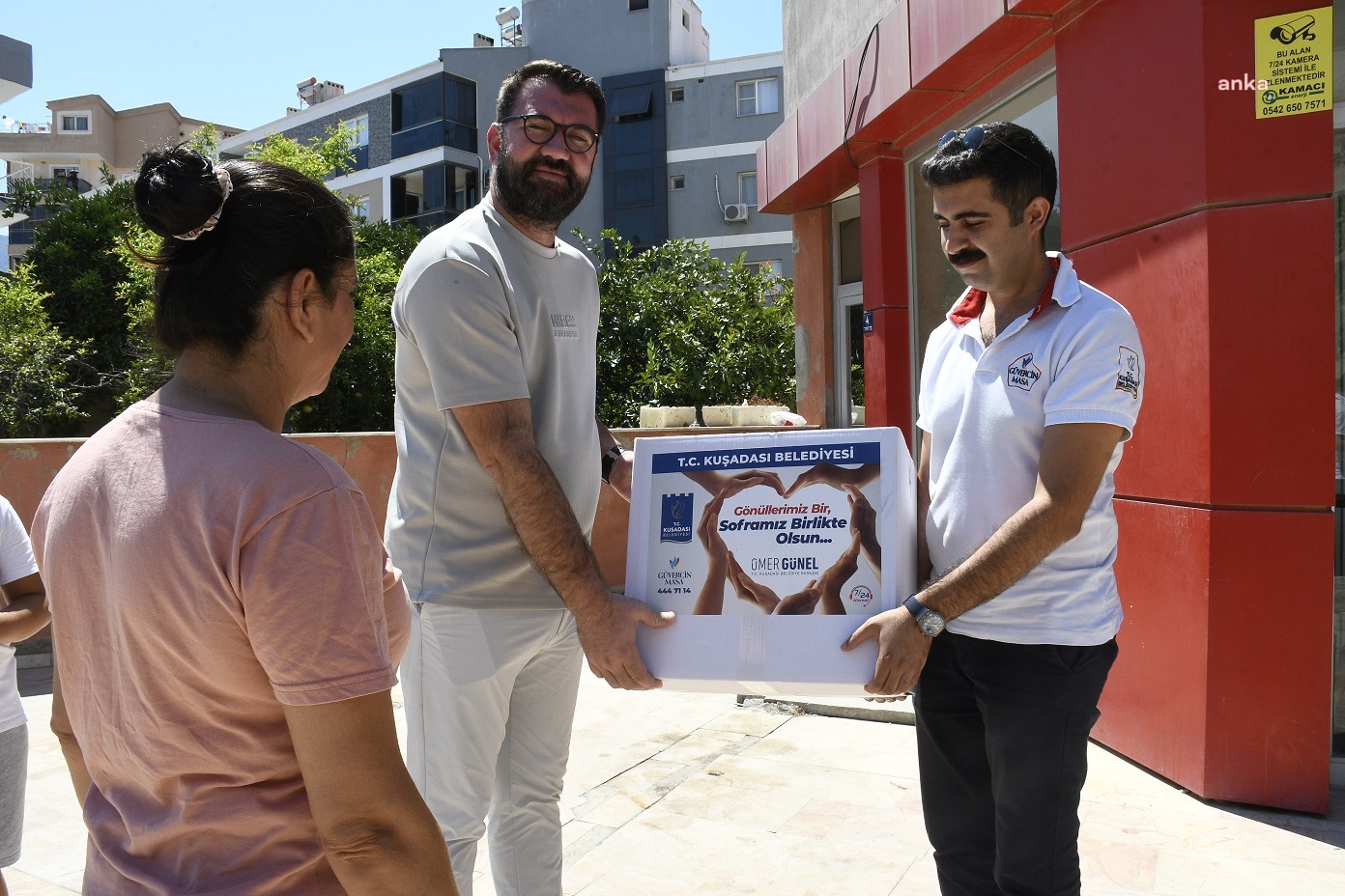 Kuşadası Belediyesi'nden ihtiyaç sahibi ailelere gıda kolisi desteği