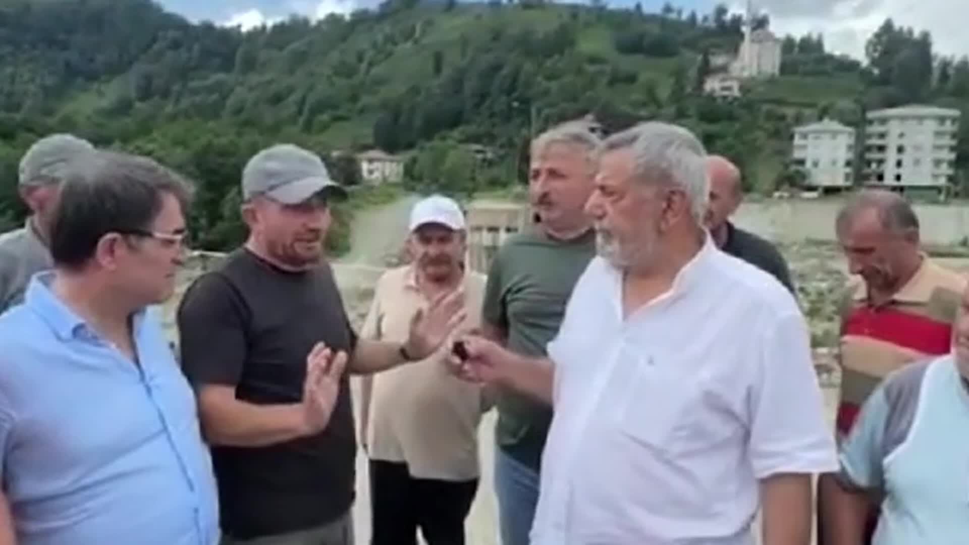 Rize'nin Çayeli ilçesi Maltepe köyü sakinleri, 18 ay önce yıkılan köprülerinin yeniden yapılmamasına tepki gösterdi