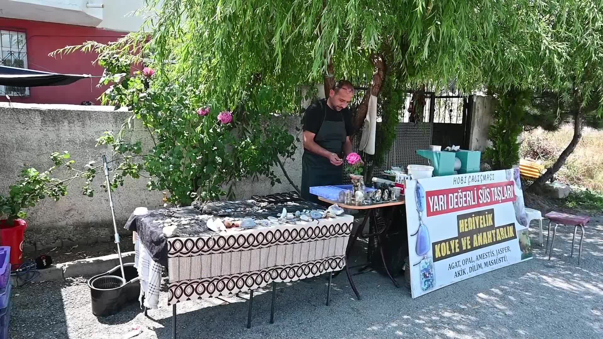 Yozgatlı vatandaş, iş yerini kapattıktan sonra hobi olarak başladığı taş işlemeyle geçimini sağlamaya çalışıyor