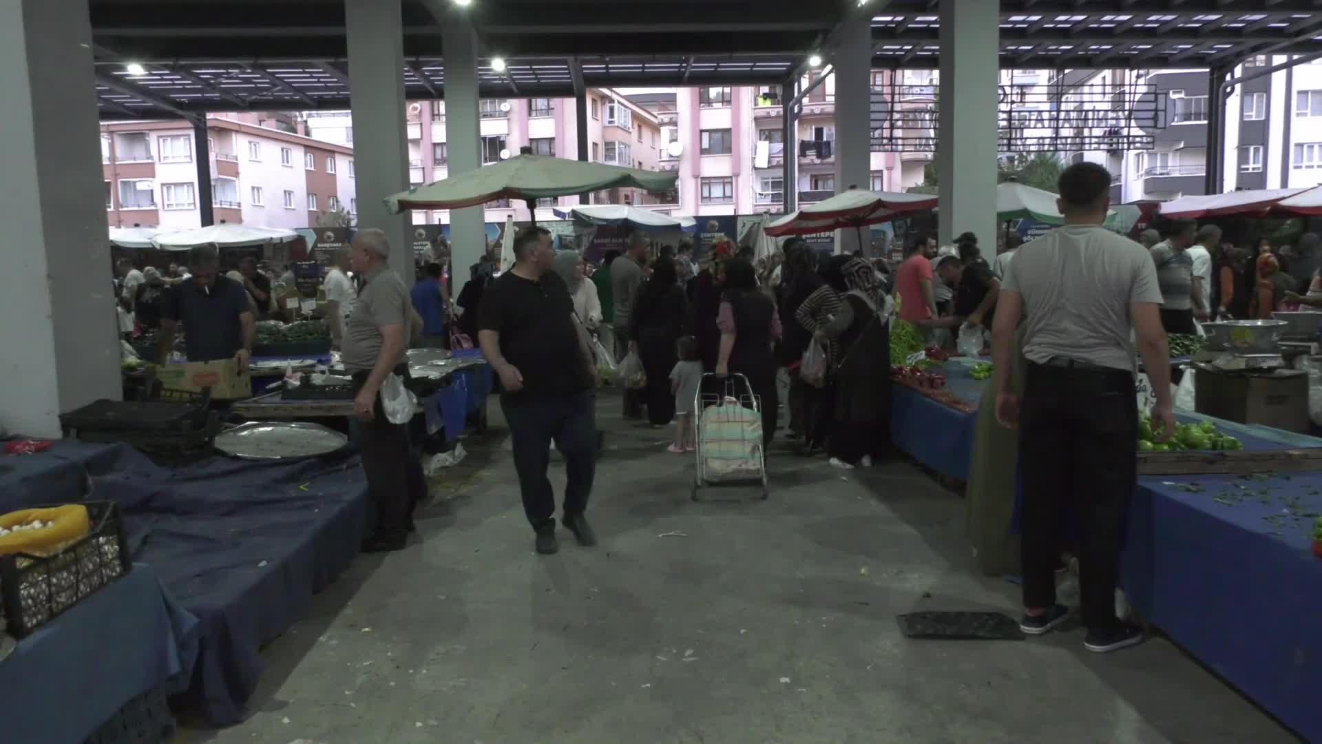 Mühendislik öğrencisi çaresizlikten pazarda limon satmaya başladı