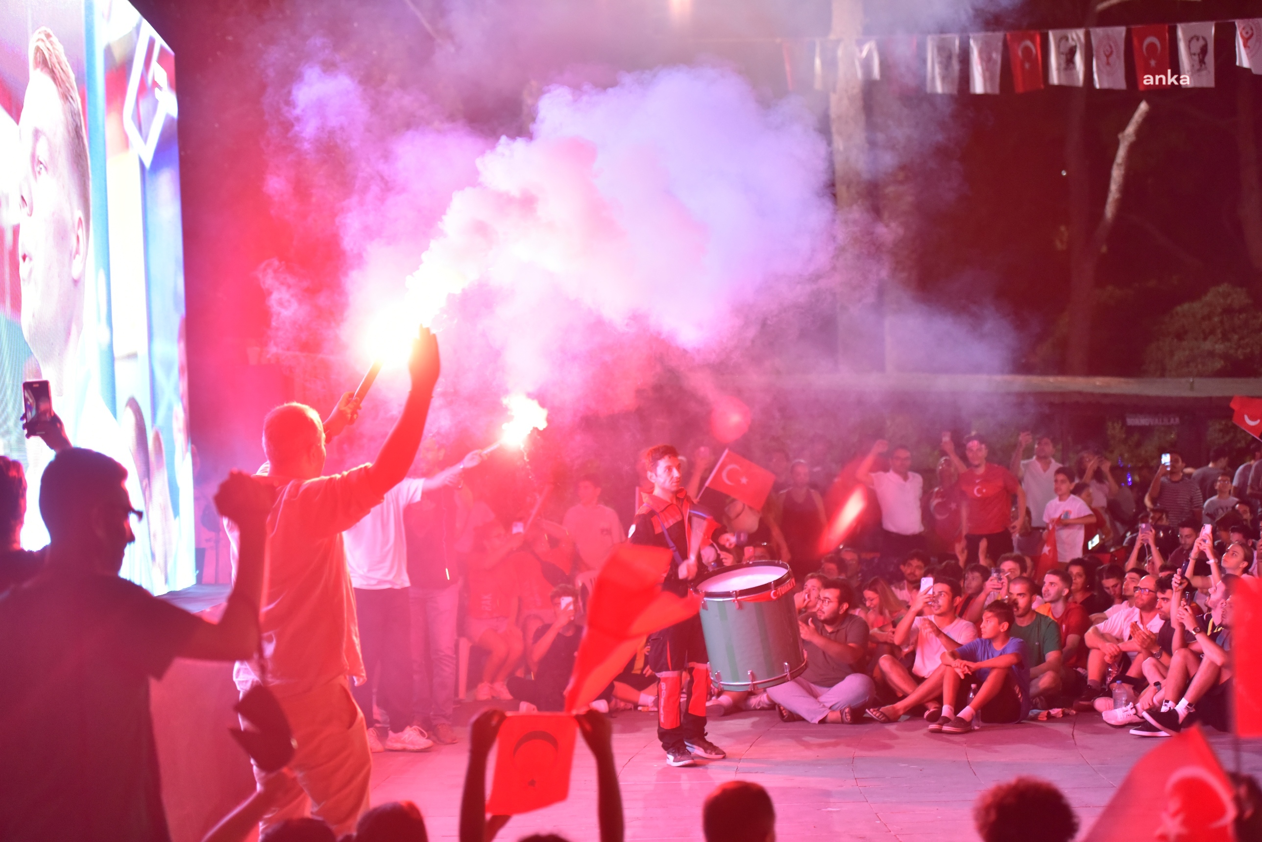 Filenin Sultanları'nın olimpiyatlardaki yarı final maçı Bornova'da dev ekranlarda