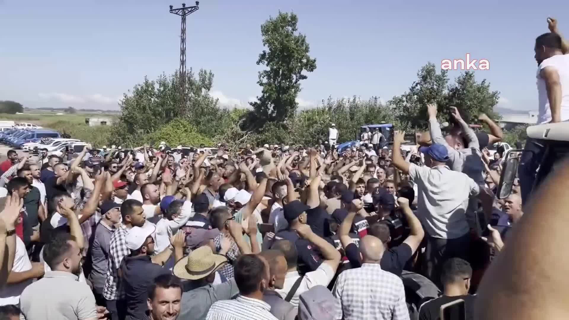 Bursa-İzmir yolundaki çiftçi eylemi... Eylem, Bursa Valisi Demirtaş'ın domates için 3.5 lira alım taahhüdü vermesinin ardından sona erdi