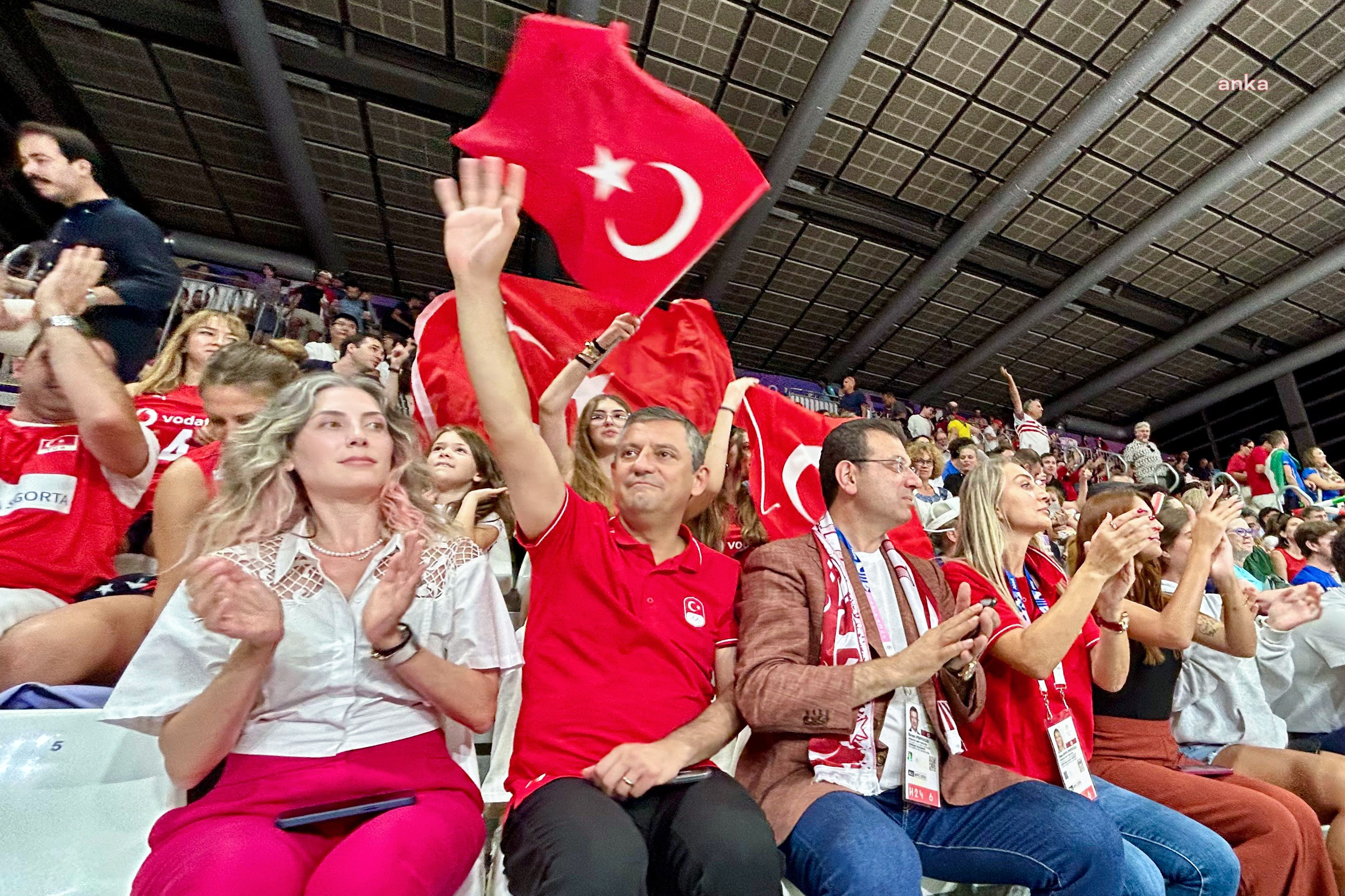 Özgür Özel: Sergilediğiniz mücadele, yaşattığınız gurur için teşekkürler Filenin Sultanları