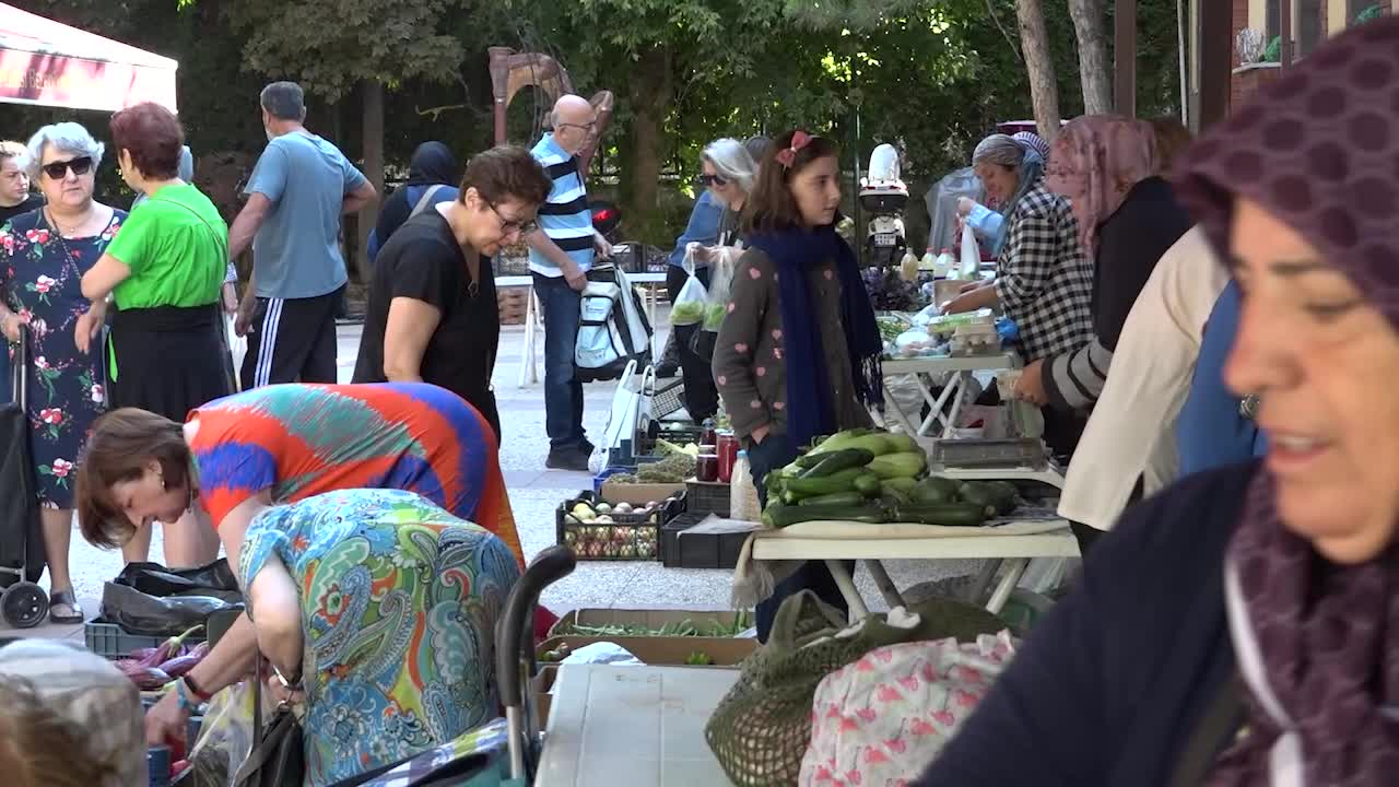 Tepebaşı'nda Kadın Üretici Ürün Satış Noktası'na ilgi sürüyor
