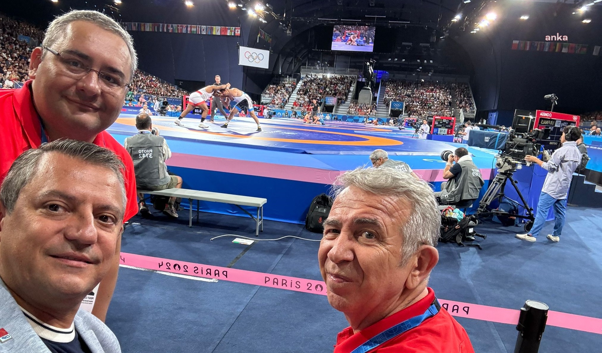 Özgür Özel, Paris Olimpiyatları'nda güreşte Taha Akgül'ün eleme maçını Mansur Yavaş ve Mesut Özarslan'la birlikte izledi