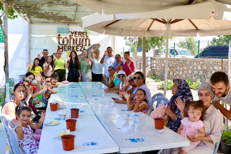 Çeşme Belediye Başkanı Denizli, özel çocuklarla tohum ayıklama etkinliğine katıldı