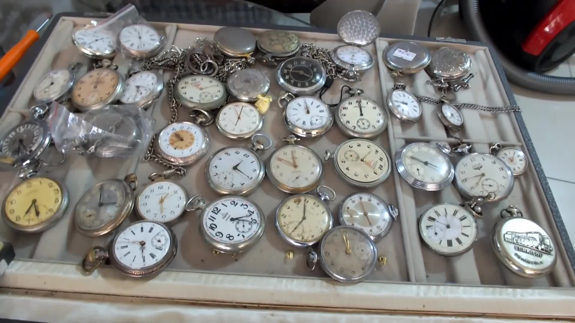 Burhaniye'de emekli makine teknisyeninin saat koleksiyonu görenleri şaşırtıyor