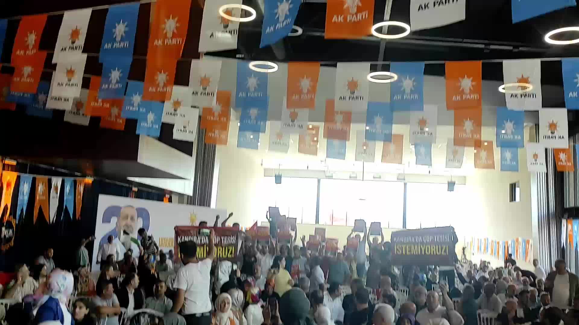 Kandıralılar, atık tesisi projesini Bakan Murat Kurum'un katıldığı AKP toplantısında protesto etti
