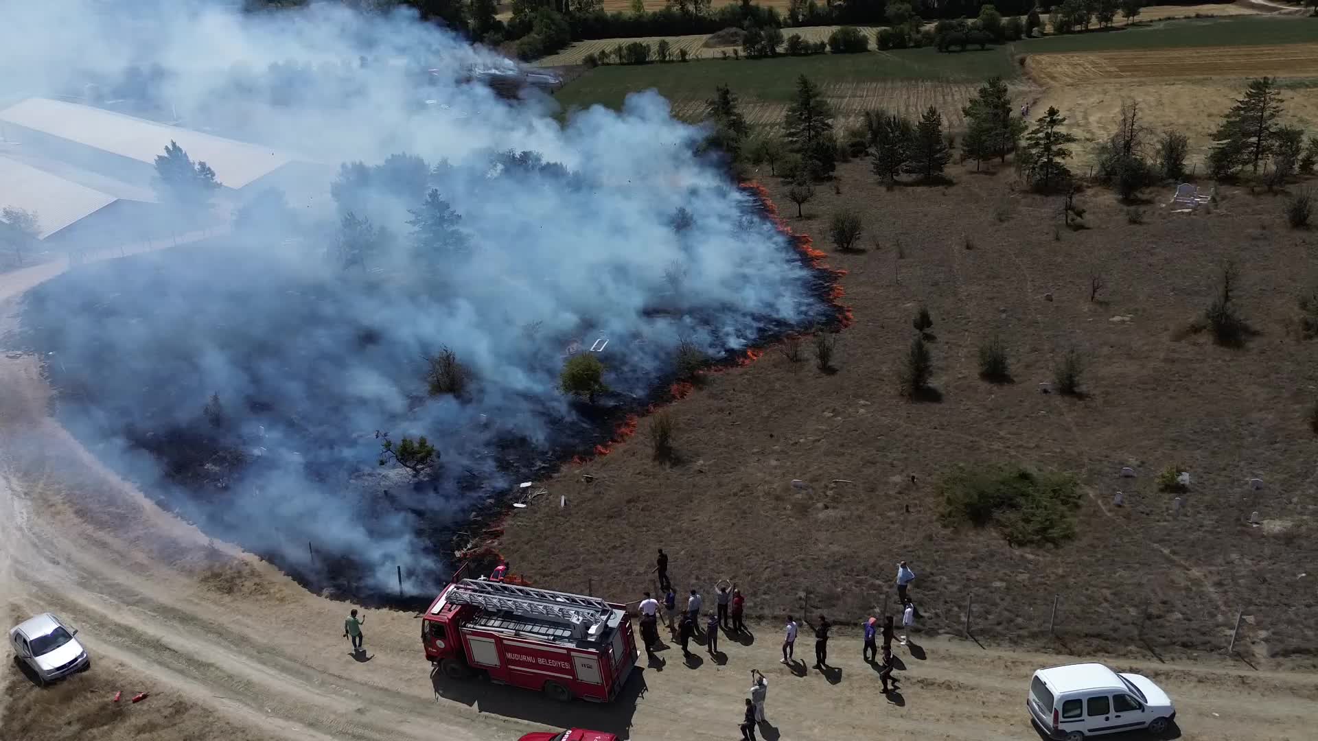 Bolu'da içinde köy mezarlığının da bulunduğu 10 dönümlük alan yandı