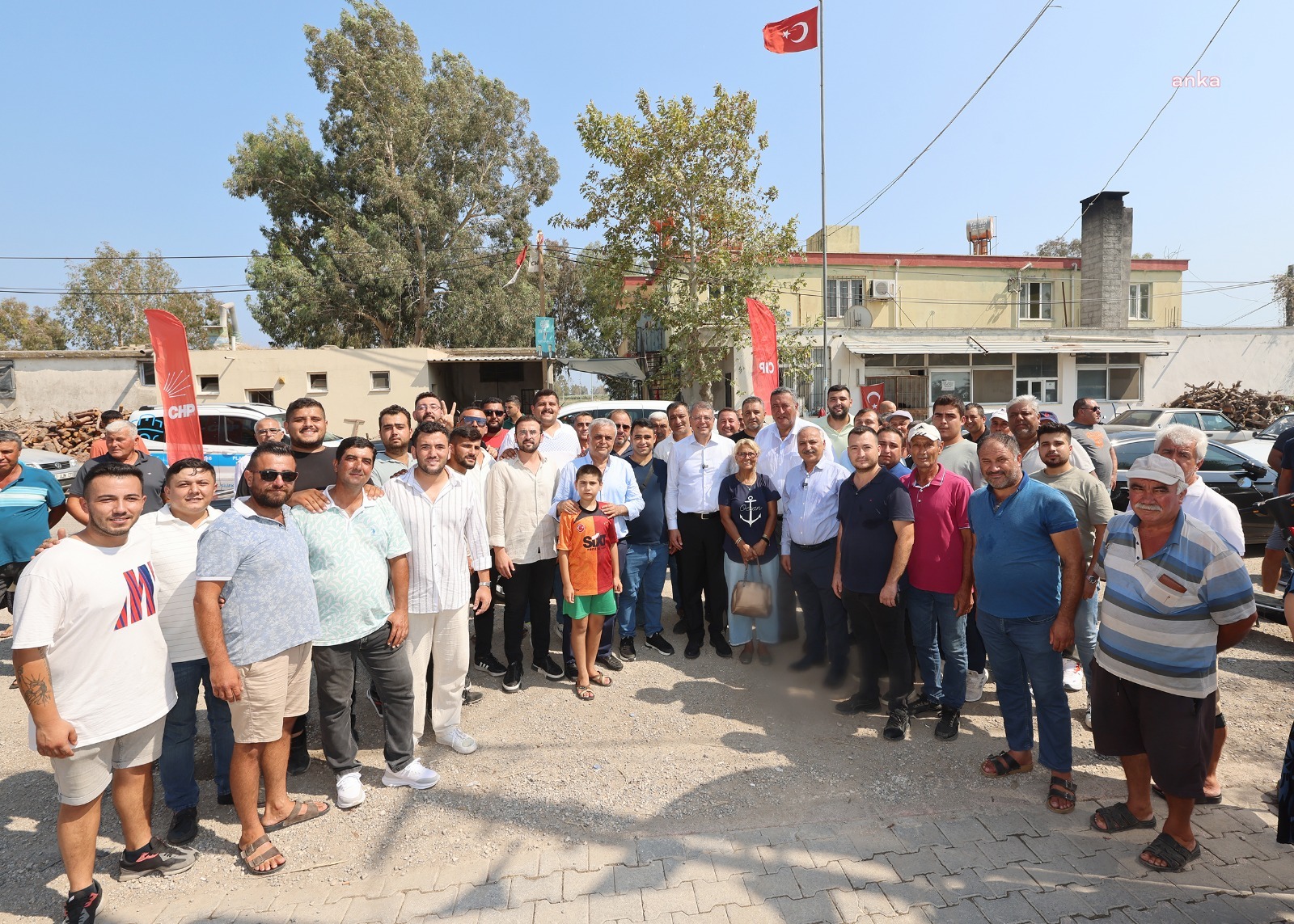 Silifke Belediye Başkanı Turgut ve CHP'li vekillerden Kurtuluş Mahallesi'ne ziyaret