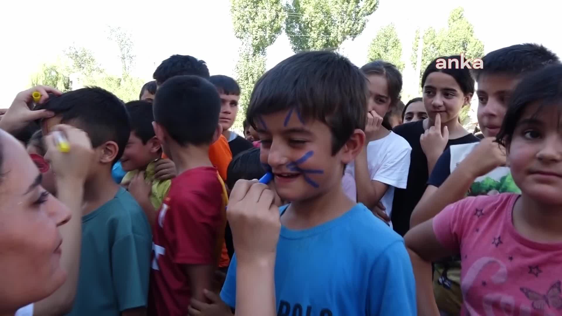 Van'da çocuk şenliği renkli geçti