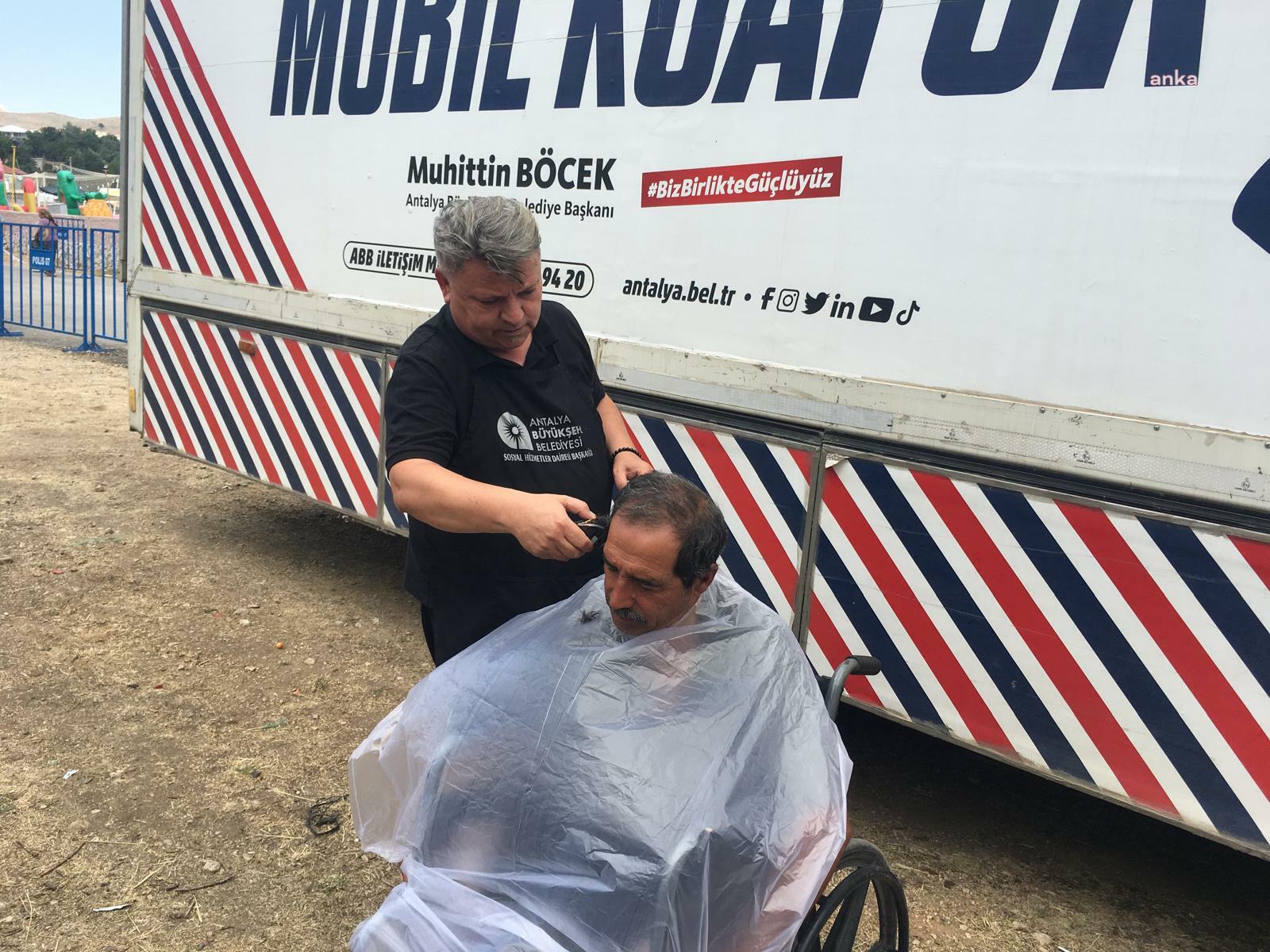 Antalya Büyükşehir'in Mobil kuaför TIRI, kentin her yerinde