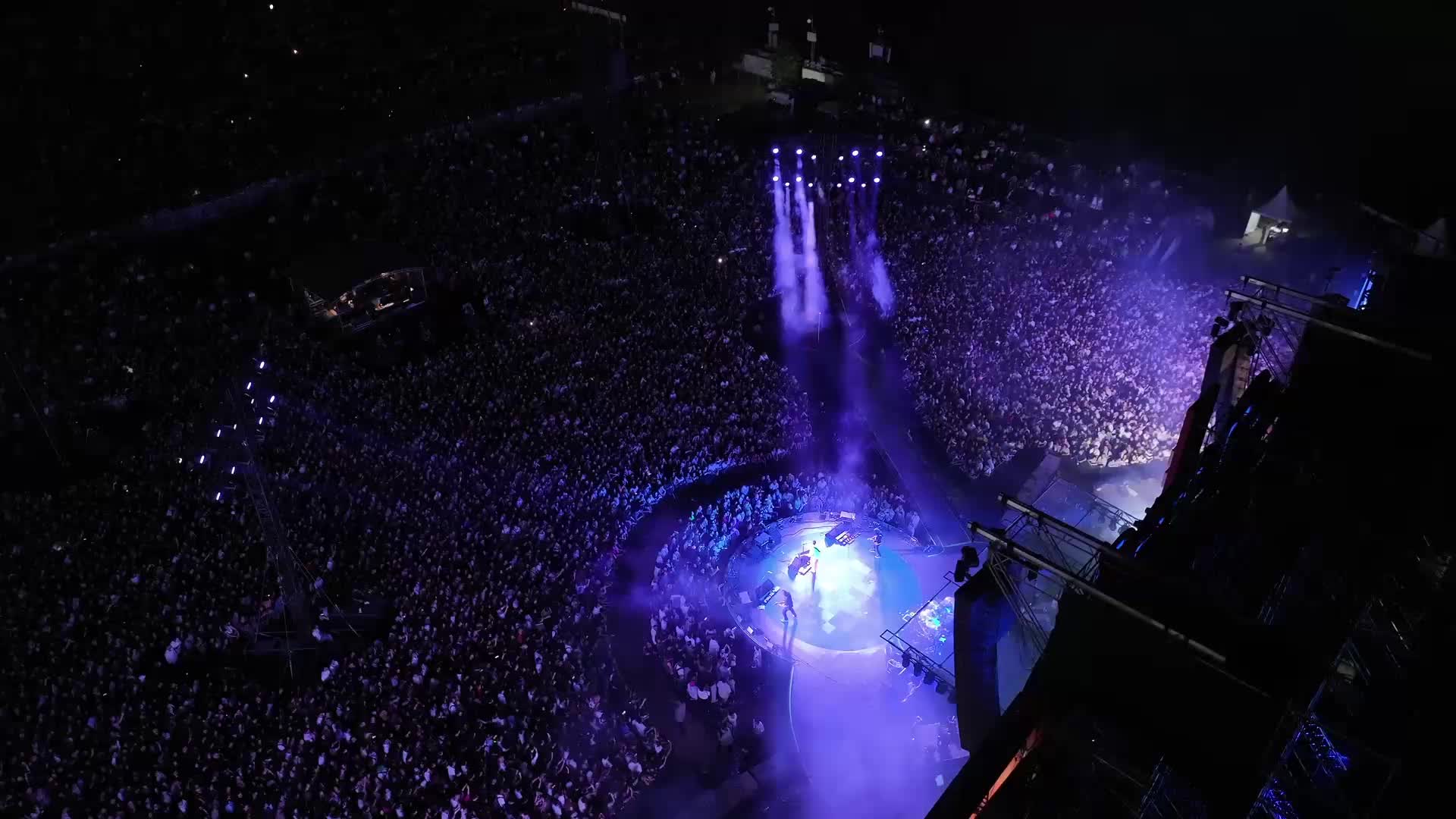 Mor ve Ötesi grubunun İstanbul Festivali’ndeki konserine 10 binlerce kişi katıldı