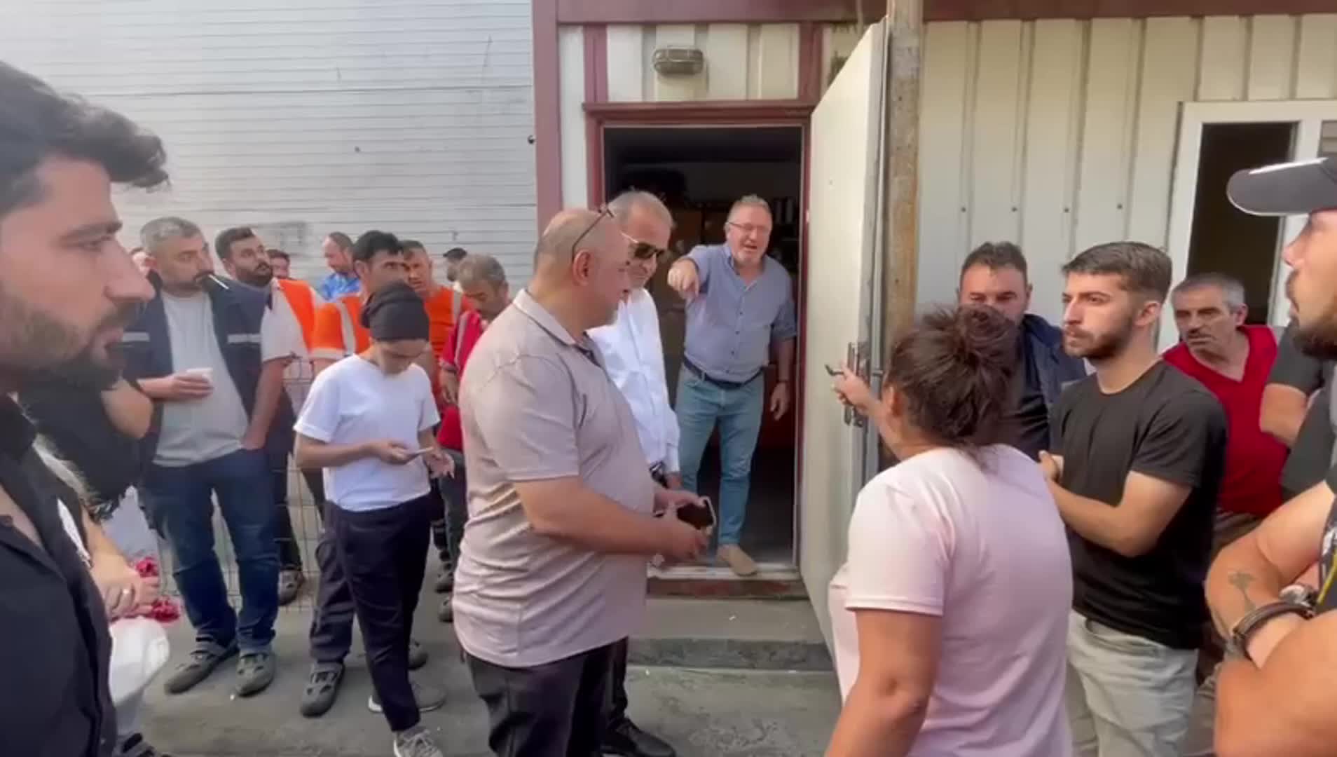 CarrefourSA deposunda taşeron firmada çalışan işyeri temsilcileri işten çıkarıldı: İşçiler eylemde