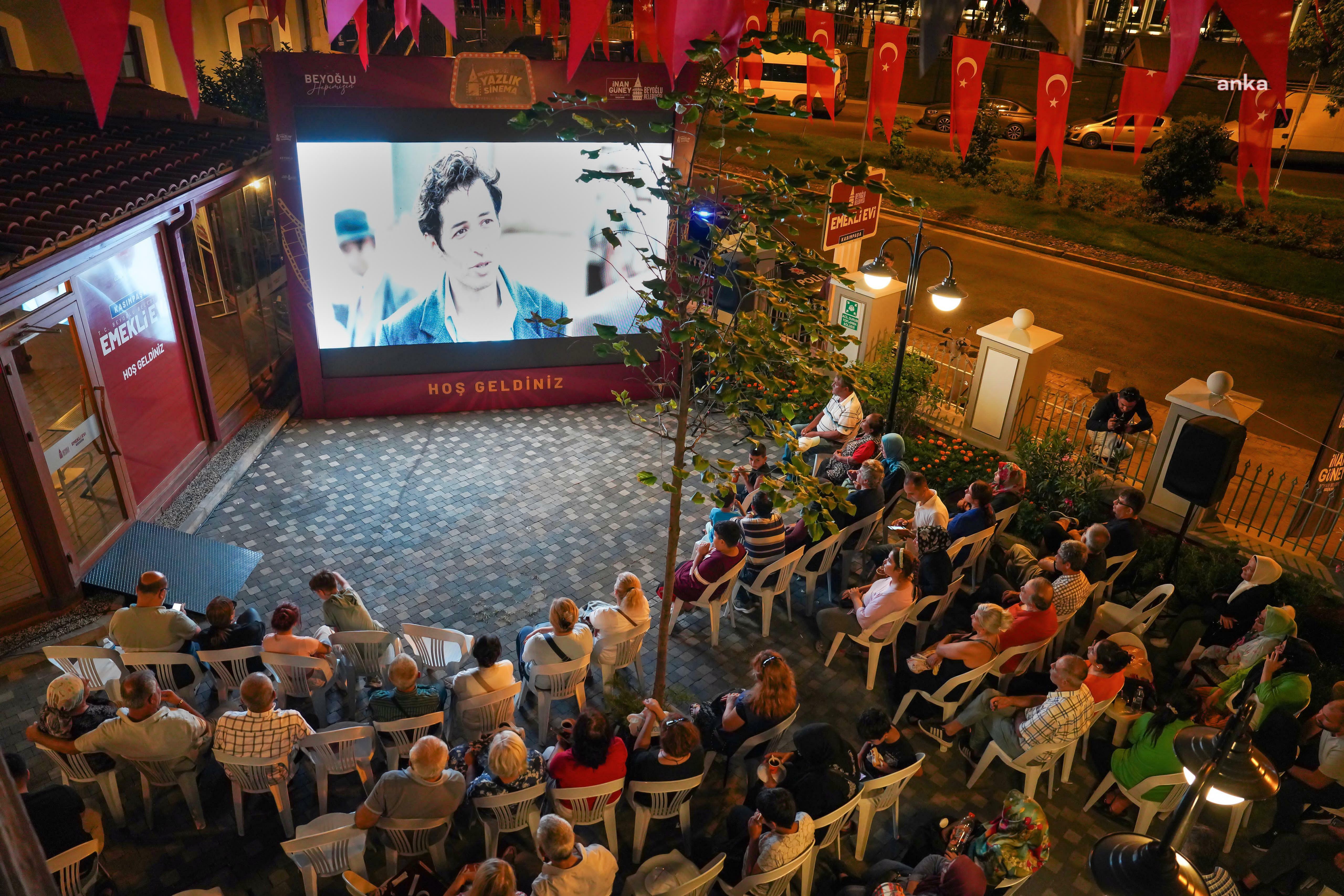 Beyoğlu'nda emekliler açık hava film gösterimi ile nostalji yaptı