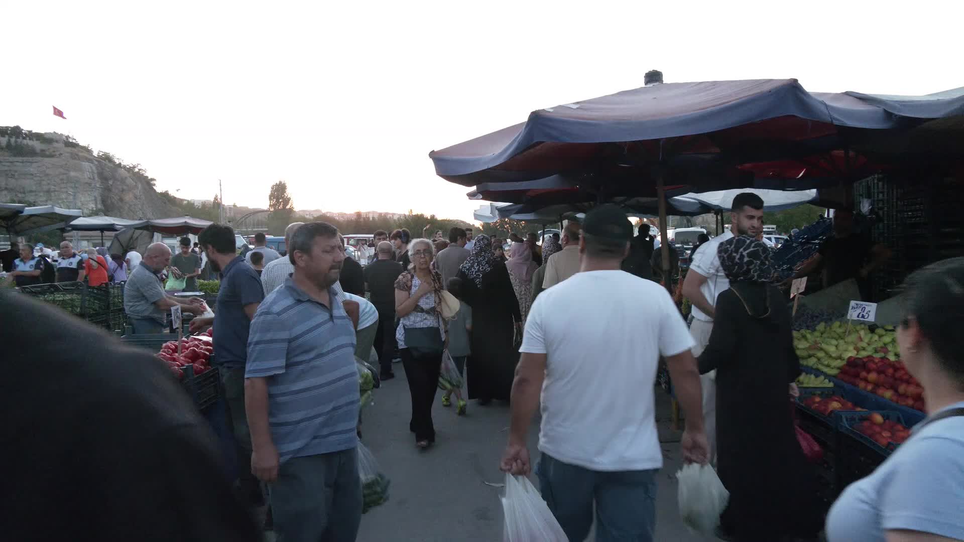 Pazarda yurttaş da esnaf da dertli