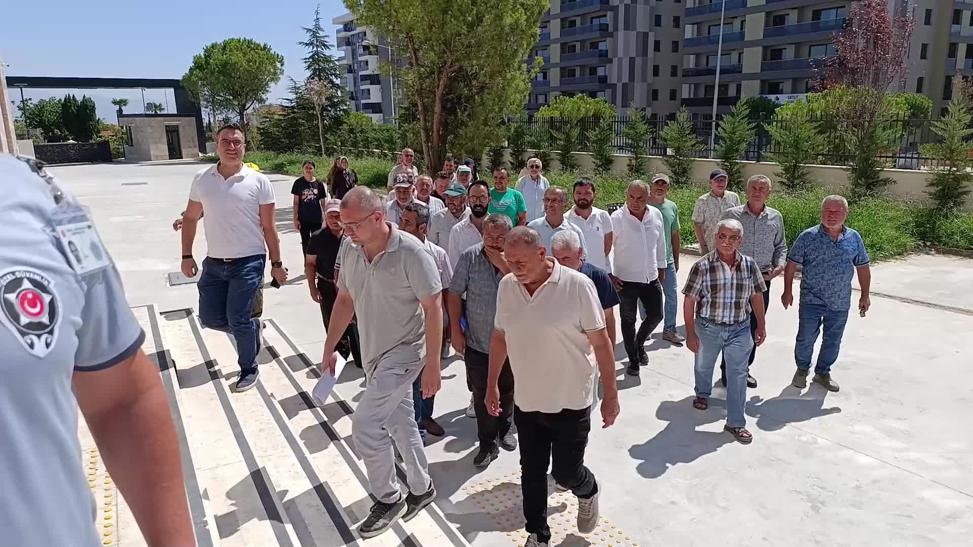 Kızılyer Mahallesi sakinleri, köylerine tavuk yetiştirme çiftliği yapılmasına karşı topladıkları imzaları Çevre Şehircilik İl Müdürlüğü'ne teslim etti