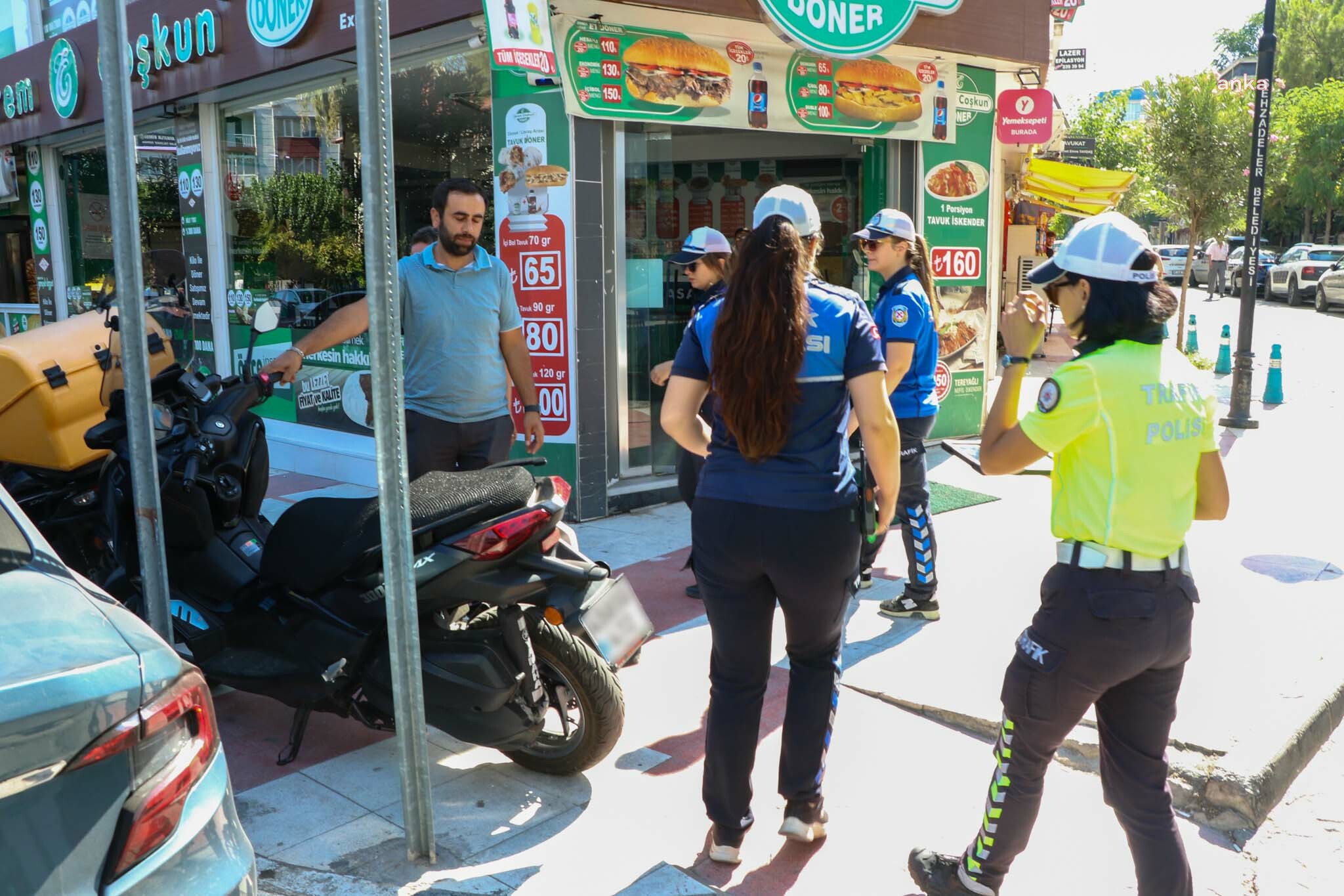 Manisa Büyükşehir zabıta ekiplerinden kaldırım işgali denetimi