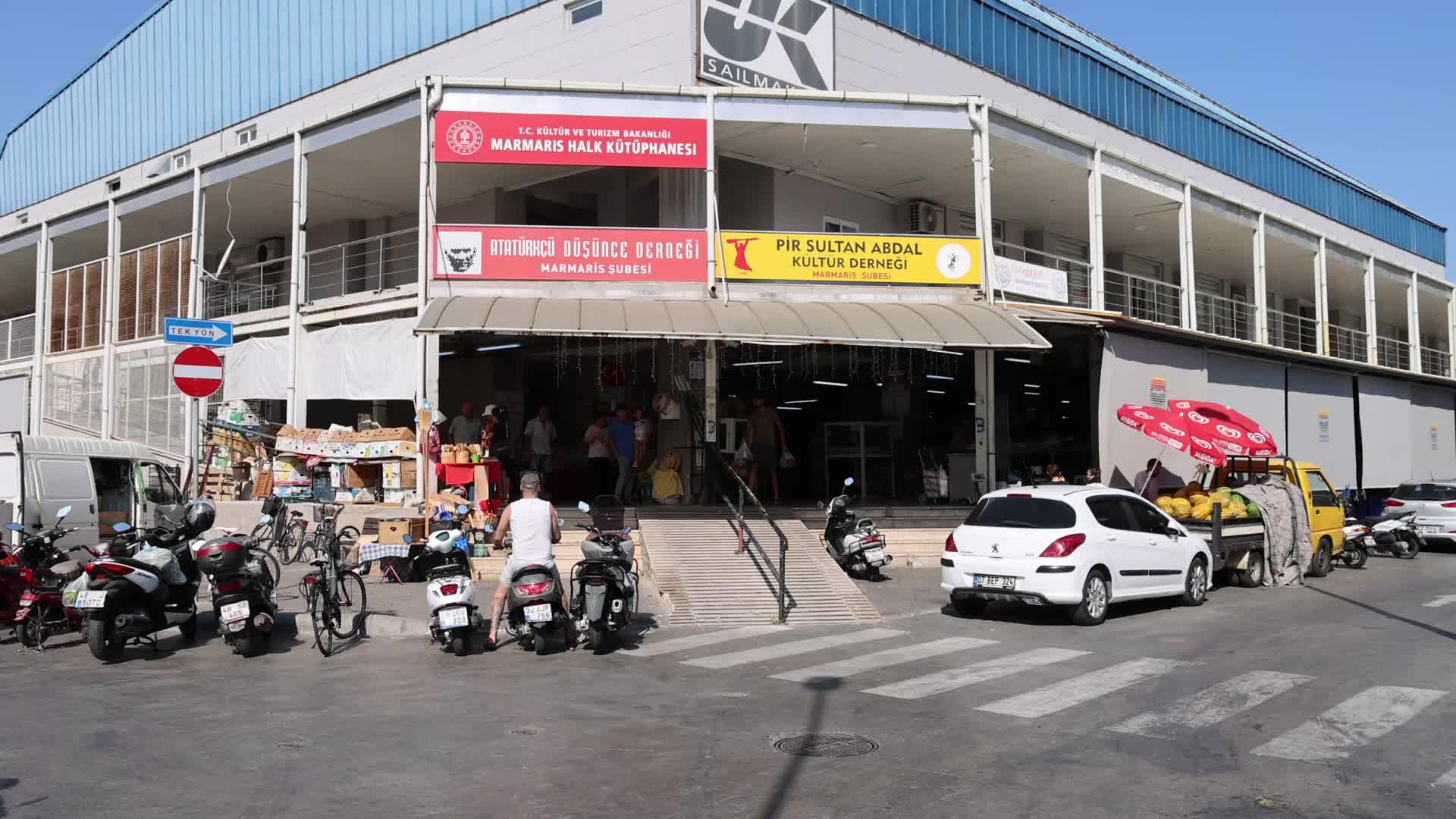 Marmaris Belediyesi, pazaryerine su püskürtme sistemi kurdu