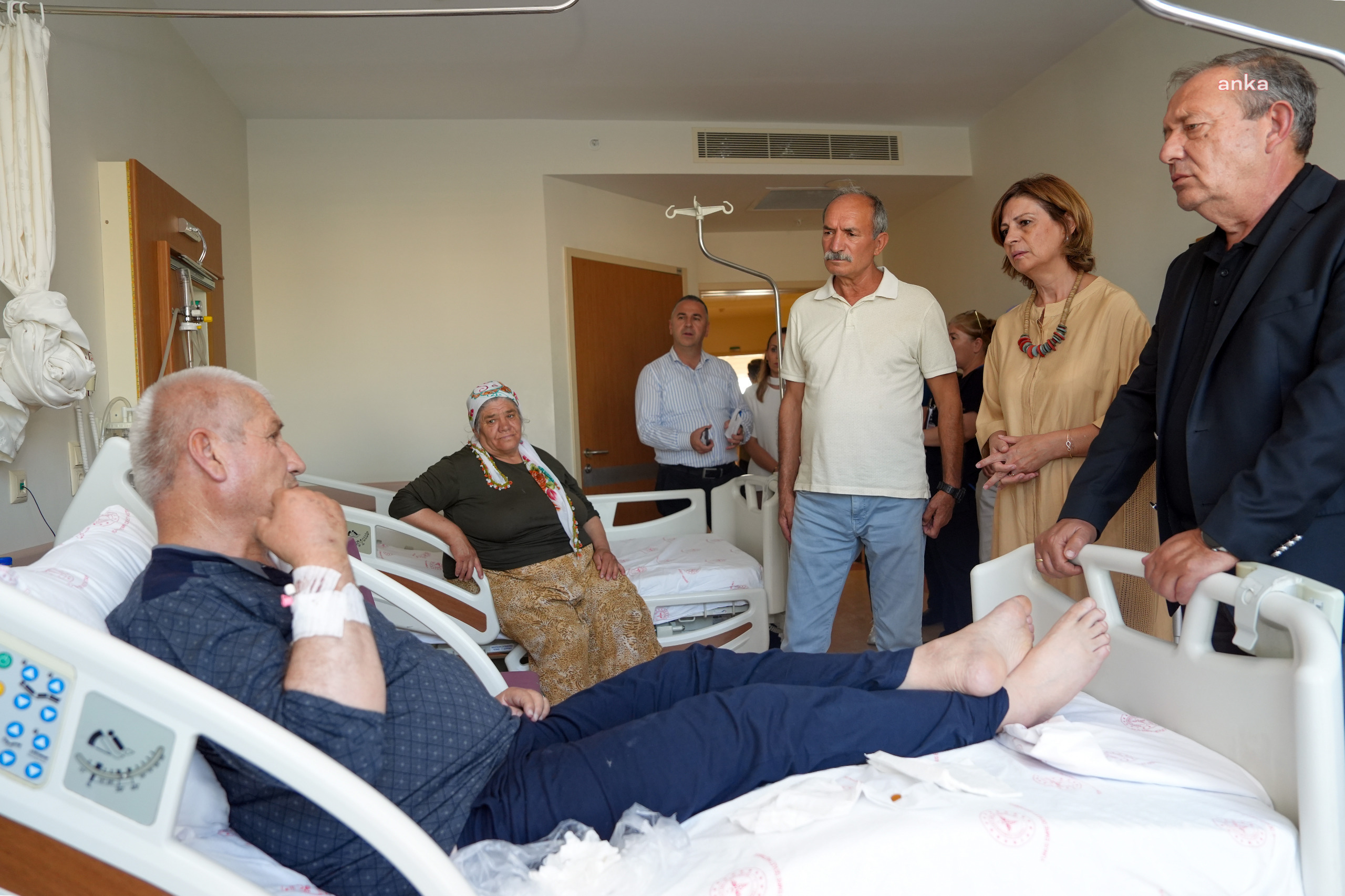 Eskişehir Büyükşehir Belediye Başkanı Ünlüce, Uluönder Mahallesi'nde yaralanan vatandaşları hastanede ziyaret etti
