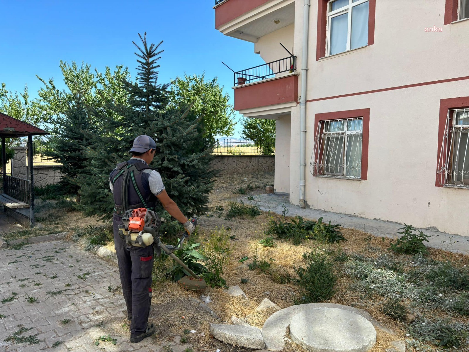 Kahramankazan Belediyesi ekiplerinden yeşil alan mesaisi