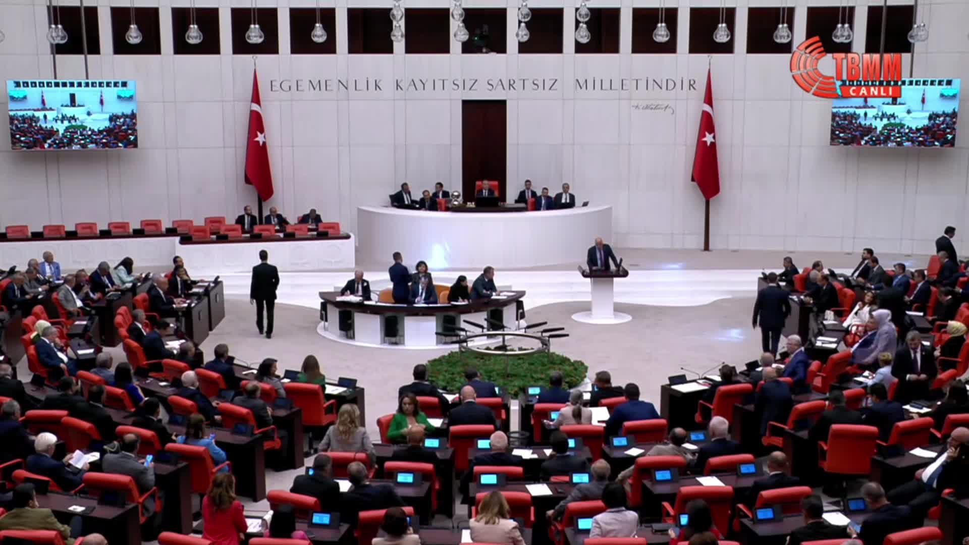 Can Atalay için olağanüstü toplanan TBMM Genel Kurulu'nda kavga: AKP'li Özalan, TİP'li Ahmet Şık'a saldırdı, DEM Partili Koçyiğit başından yaralandı