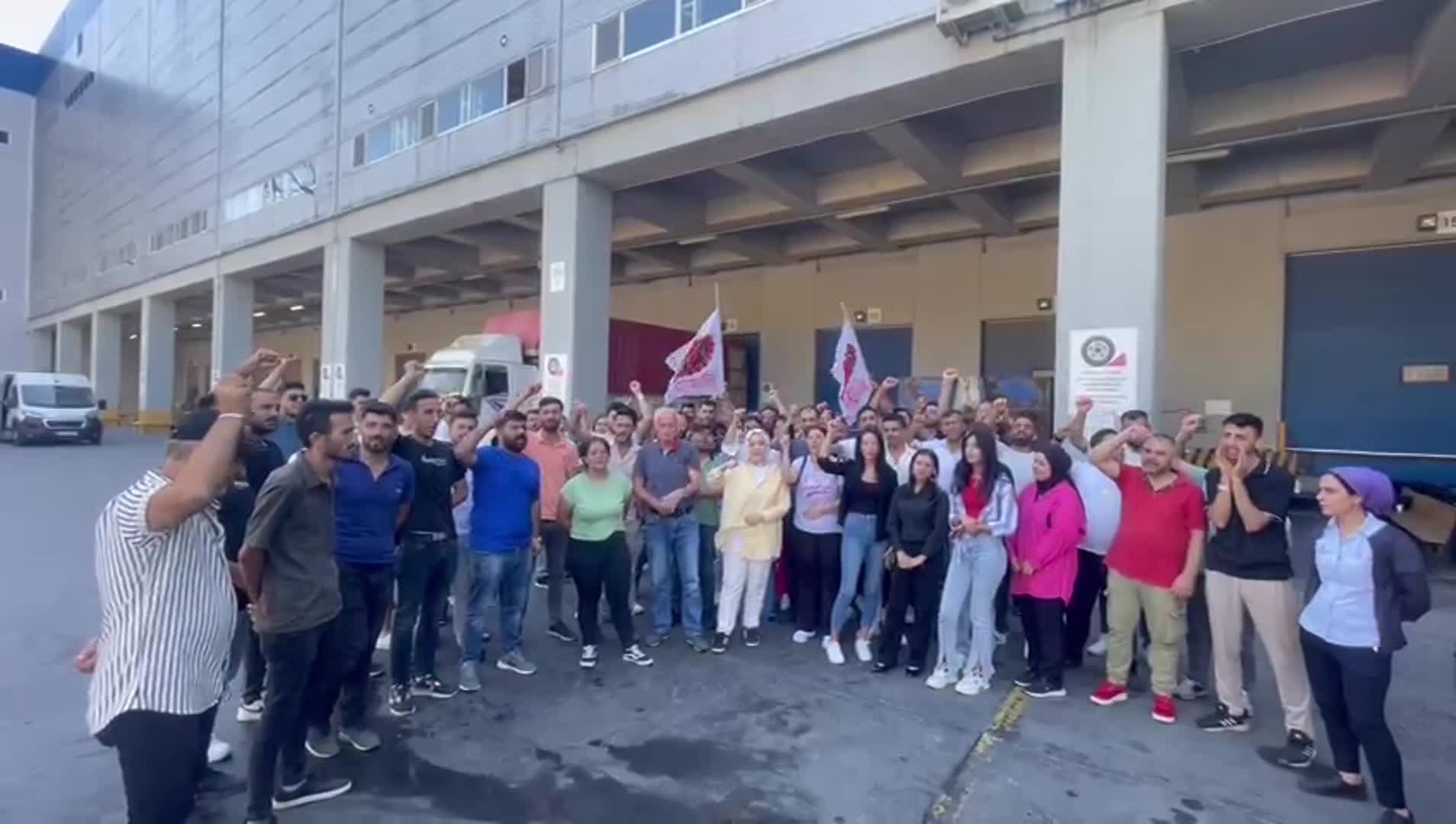CarrefourSA deposundaki eylem altıncı gününde...İşçiler: Bizi mesajlarla tehdit ediyorlar
