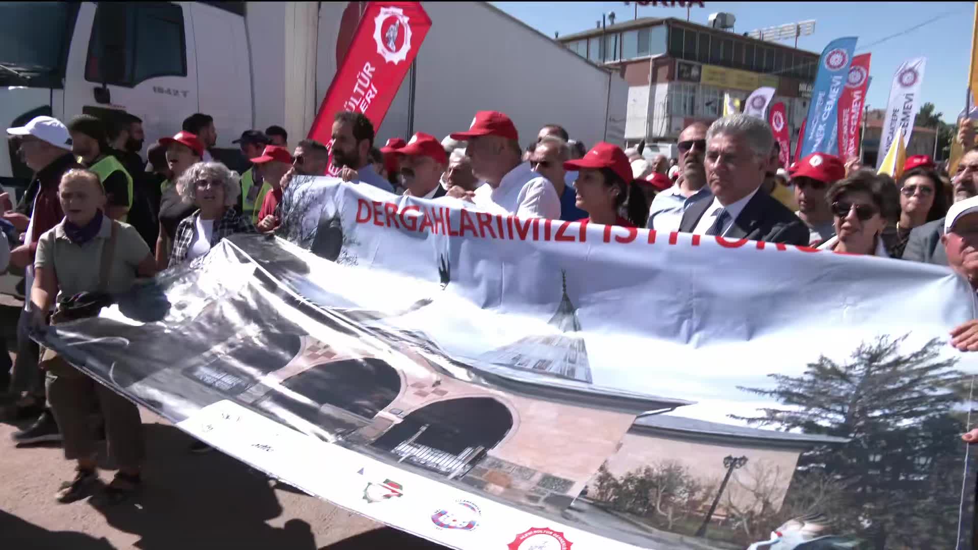 Alevi örgütleri, Hacıbektaş-ı Veli'yi anma etkinliklerinde Alevi-Bektaşi Kültür ve Cemevi Başkanlığı'nın programını protesto etti