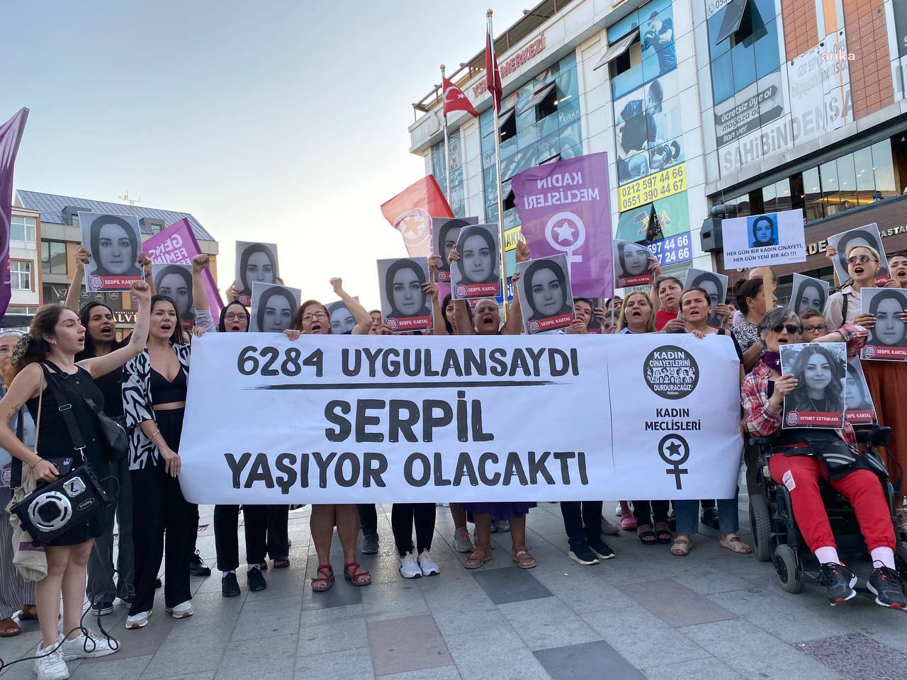 Kadınlar, Serpil Kartal'ın öldürüldüğü Arnavutköy'de eylem yaptı: Varlık sorununu doğum oranında değil, her gün kadınların öldürülmesinde aramak gerekir