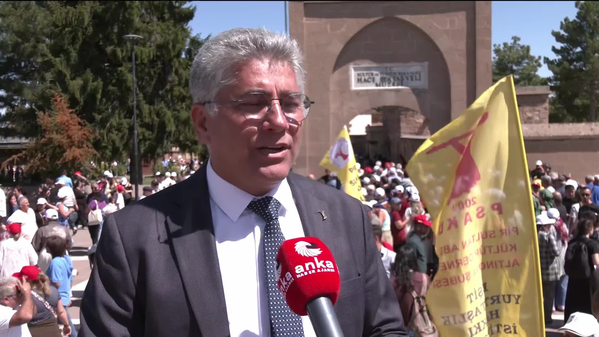 Hacıbektaş-ı Veli'yi anma etkinliklerine katılan vatandaşlardan iktidara tepki: "Bizi içeri almadılar, Hacı Bektaş Veli’nin dergahını kapattılar"