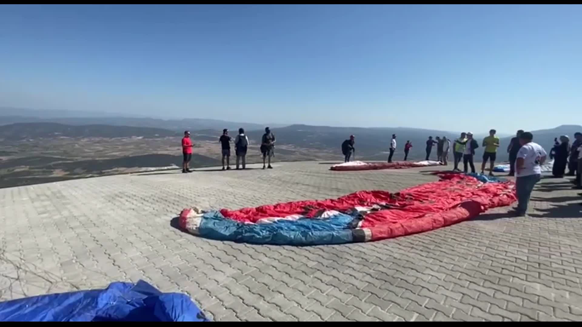 Cumhuriyetin 100. yılına özel “Take Of Bilecik” yamaç paraşütü etkinliğinde, 111 sporcu Meryem Dağı’ndan uçtu
