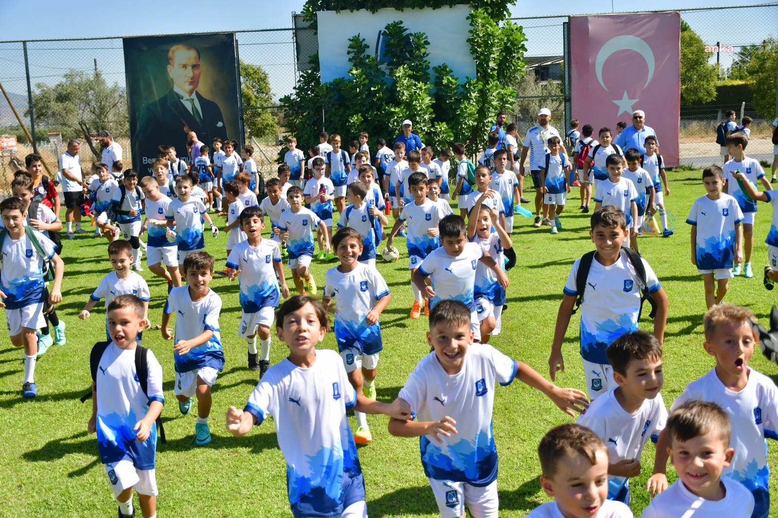 Yunusemre Belediyespor'un yaz futbol okulu sona erdi