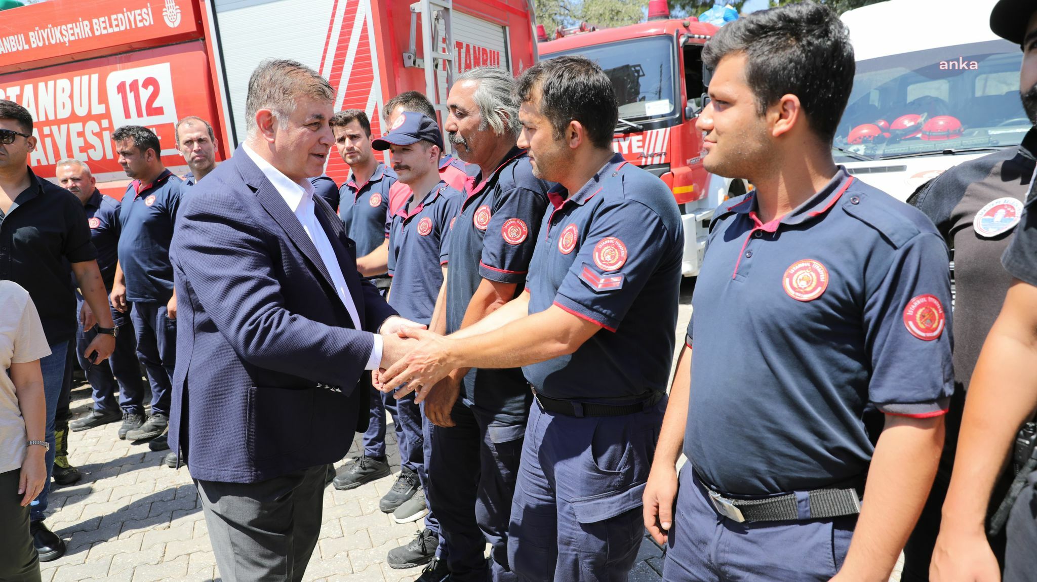 İBB ekipleri İzmir'deki yangın söndürme çalışmalarına  destek verdi: Yangın sahasında sabahladılar, alevlerin arasından can kurtardılar