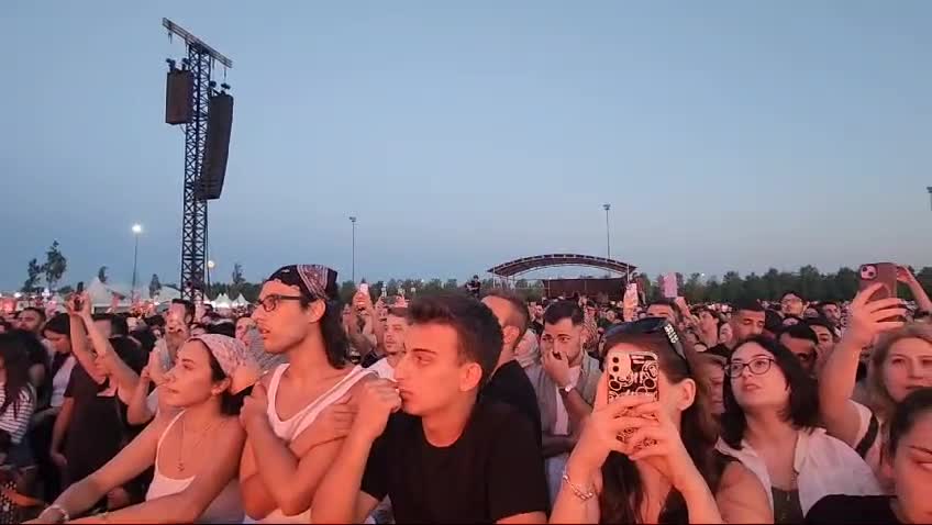 Konserde yasaya tepki; Sokak hayvanları için "Sen Ağlama" dedi