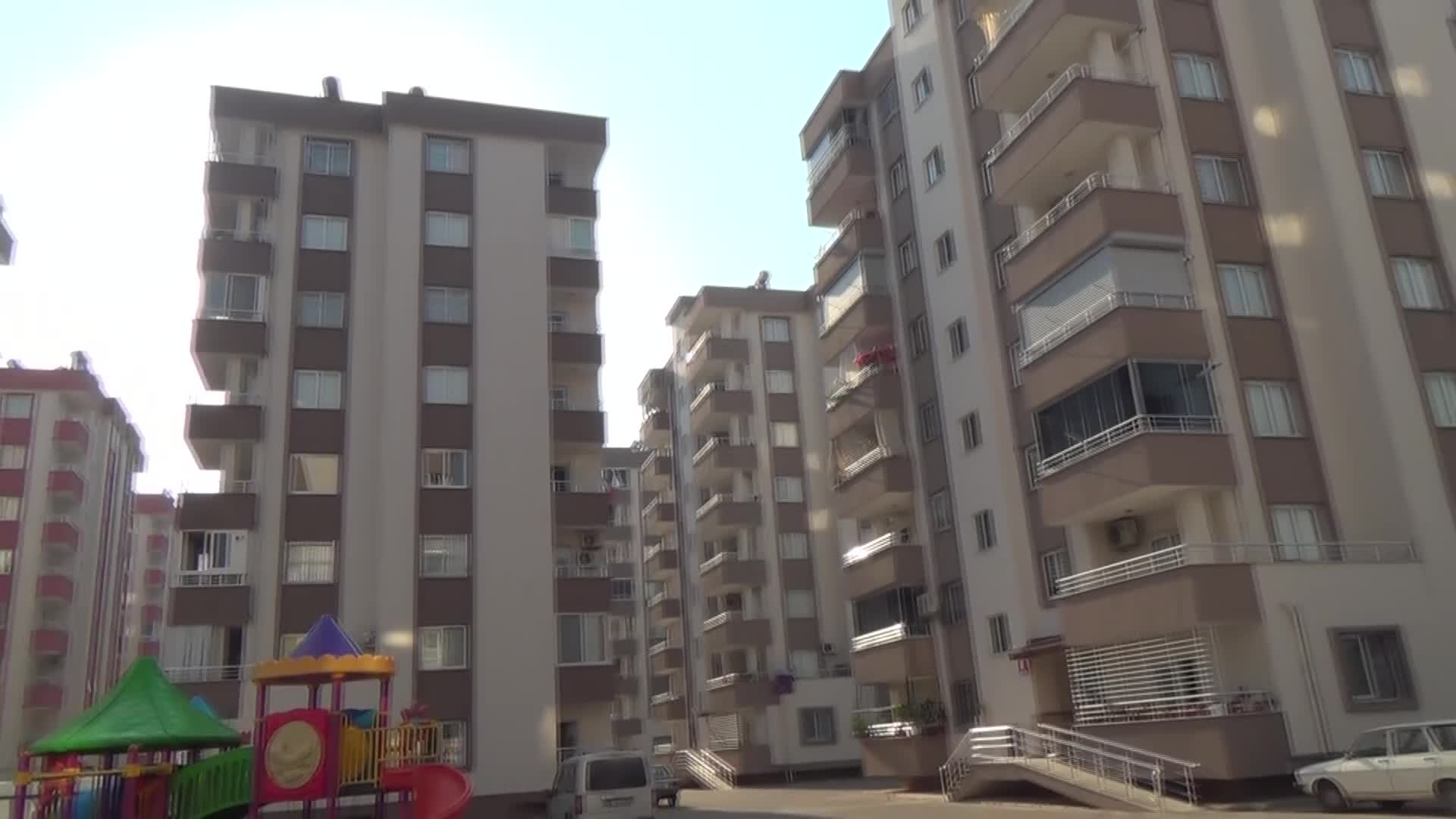 Bir binaya önce ''hafif hasar'' sonra ''orta hasar'' verilmesine ev sahipleri tepki gösterdi: "Tekrar inceleme yapılmasını istiyoruz"