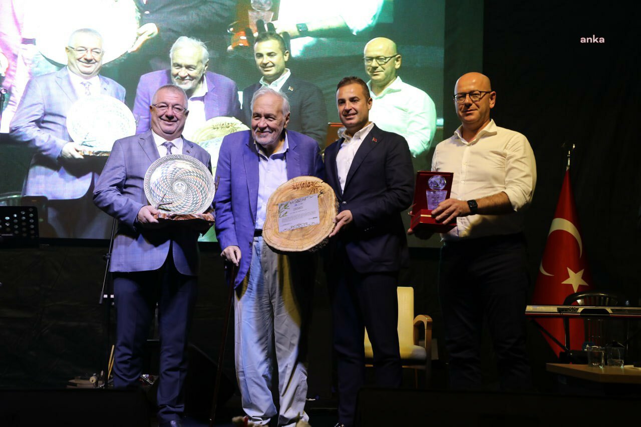 Prof. Dr. İlber Ortaylı, Edremit Kitap Fuarı'nda "Yaşam Boyu Onur Ödülü”ne layık görüldü