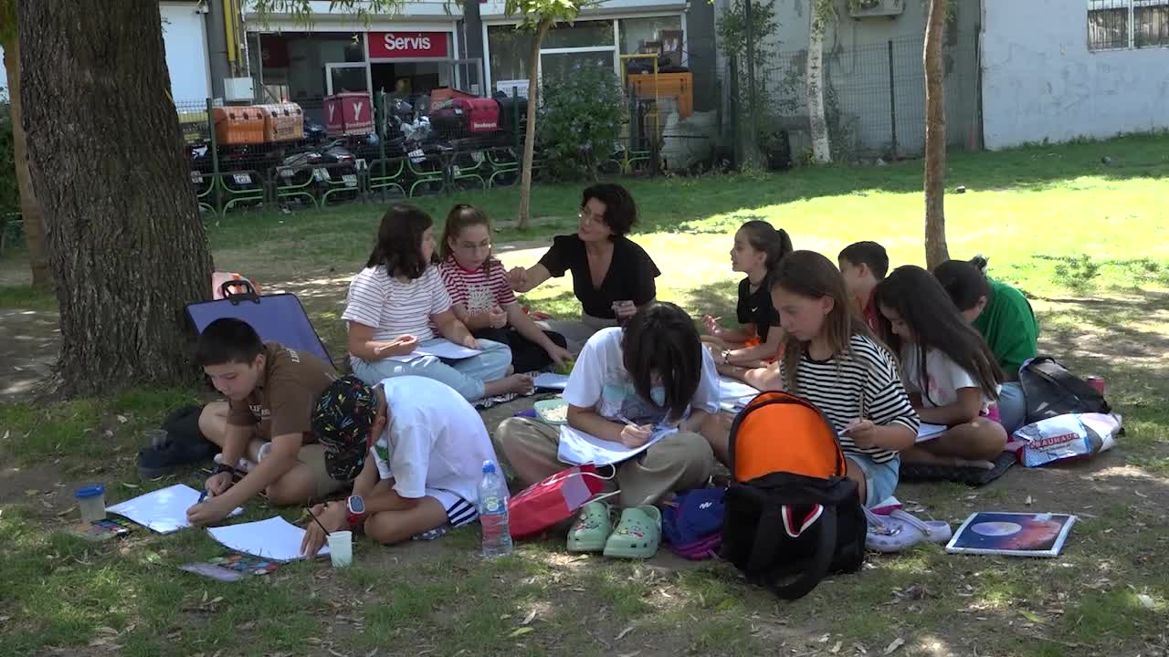 Tepebaşı Belediyesi'nin Tasarım Atölyesi öğrencileri, ilçenin farklı noktalarında çizim yapıyor