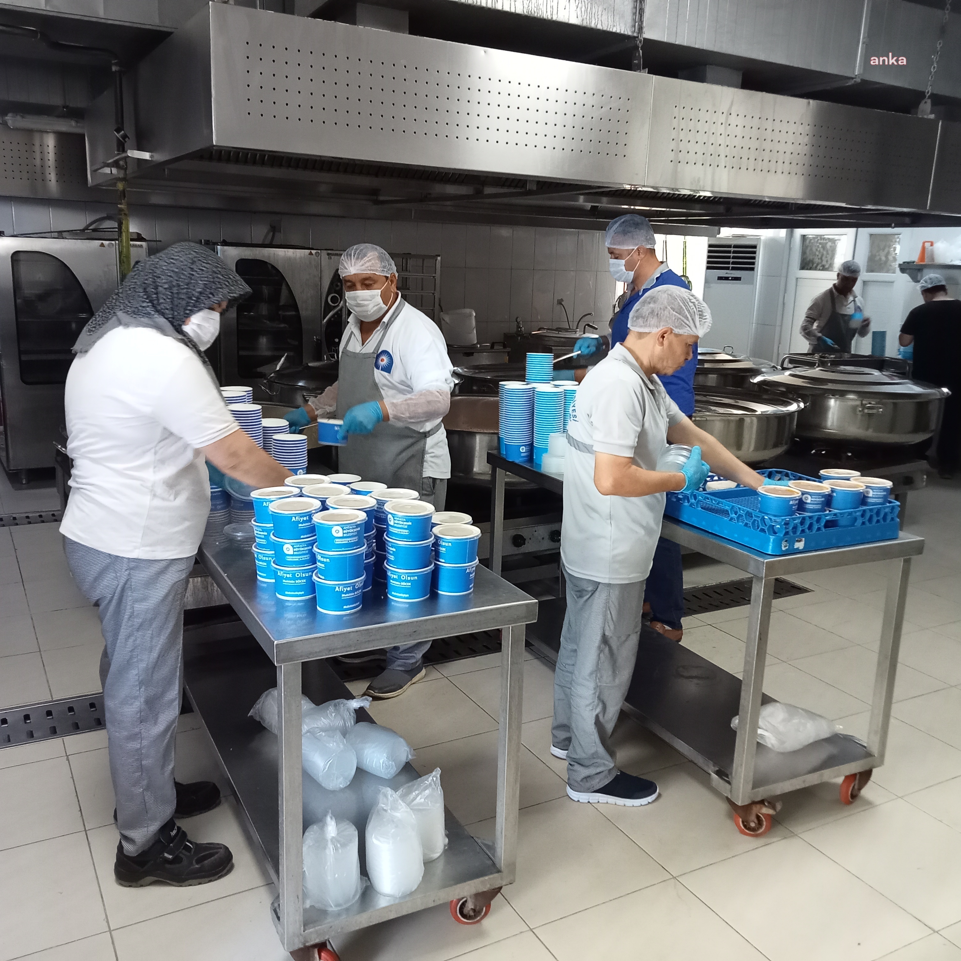 Antalya Büyükşehir'e bağlı Alanya Aşevi, ihtiyaç sahiplerinin yanında