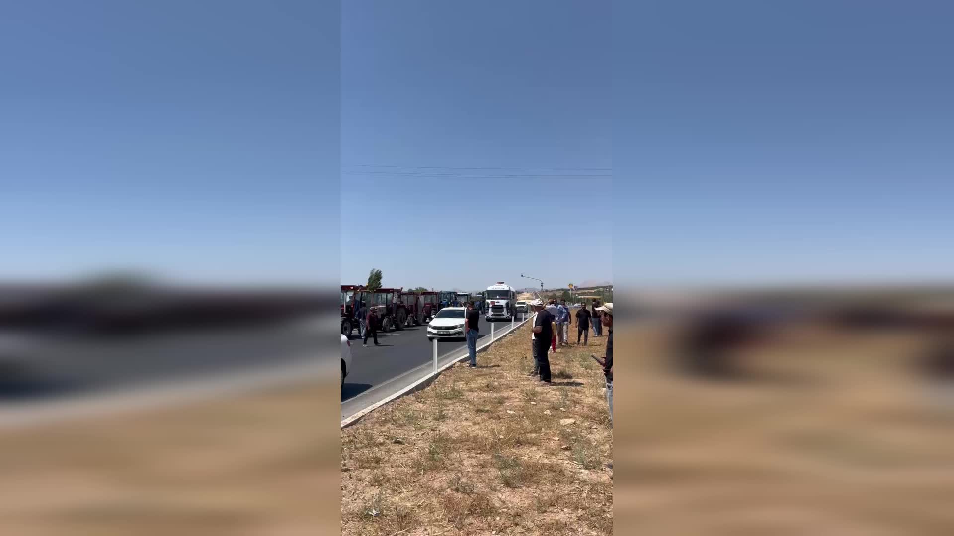 Afşinli çiftçilerden traktörlü eylem: "Buğdayı 7 liraya verdim, gittim 10 liraya ekmek aldım. Bu cümle zaten yetiyor"